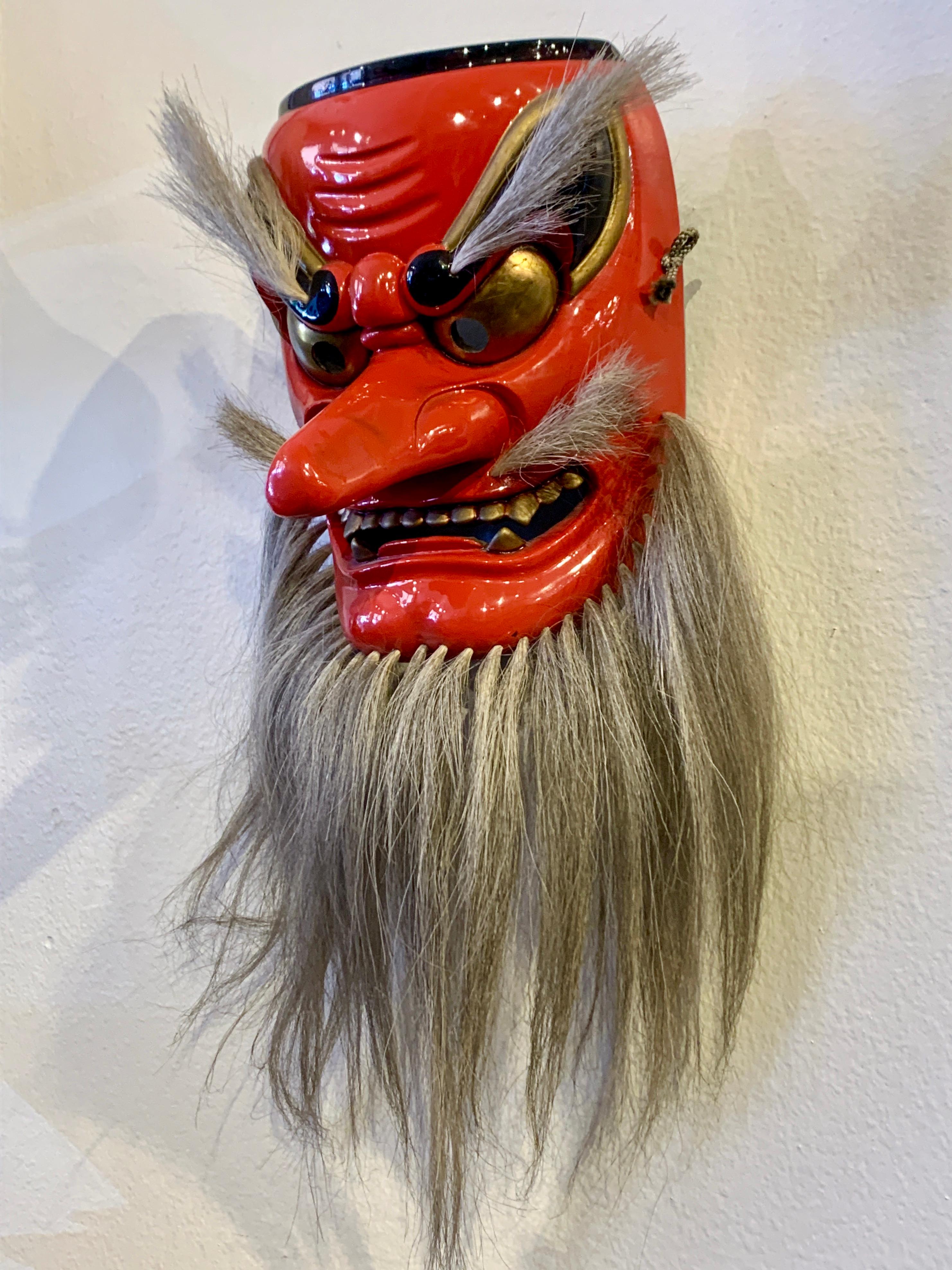 Masque kagura puissant et audacieux de la divinité shintoïste Sarutahiko Okami par Kiyomi Yokota, ère Showa ou Heisei, fin du XXe siècle, Japon.

Le masque représente la divinité japonaise Shinto Sarutahiko Okami, divinité Shinto des arts martiaux