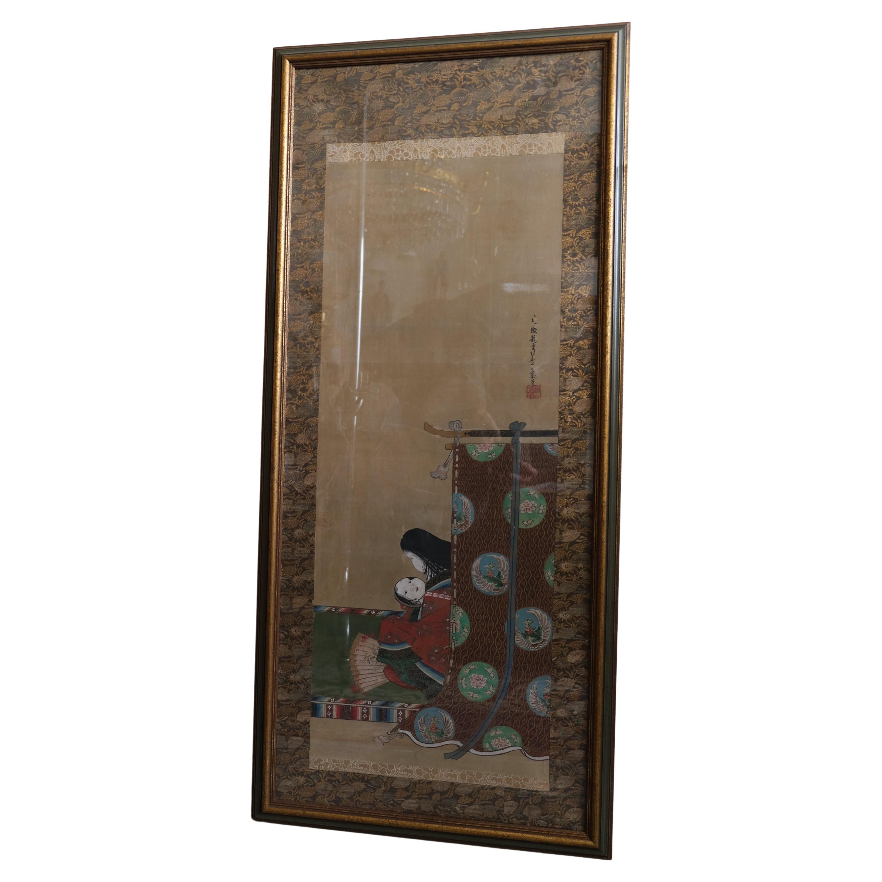 Un kakemono giapponese che raffigura una donna che si guarda allo specchio e lo specchio che riflette la sua immagine. Un kakemono di buona qualità. 
