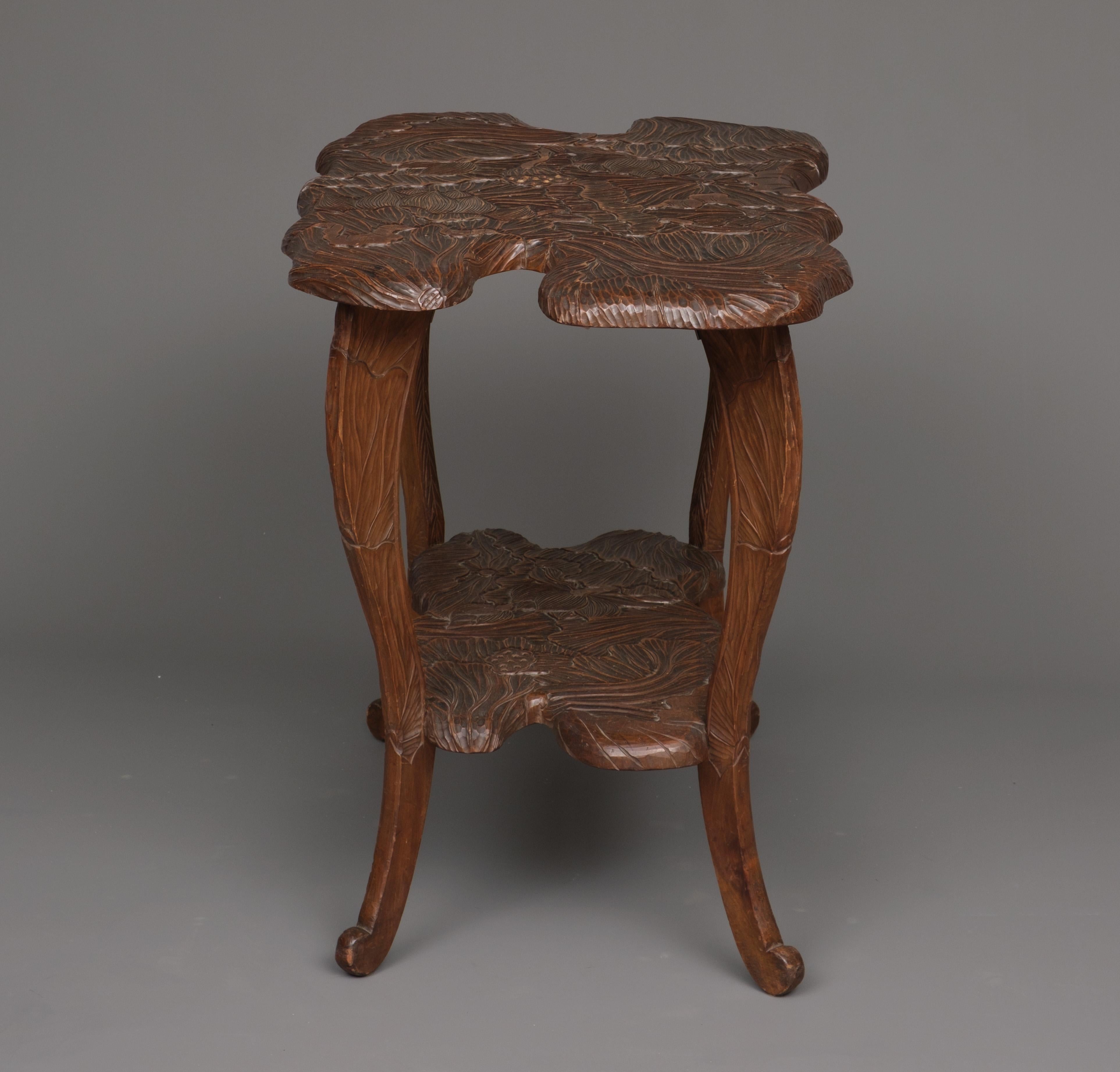 Table étagère japonaise en bois massif Kamakura-bori 鎌倉彫 avec design de lotus en vente 3