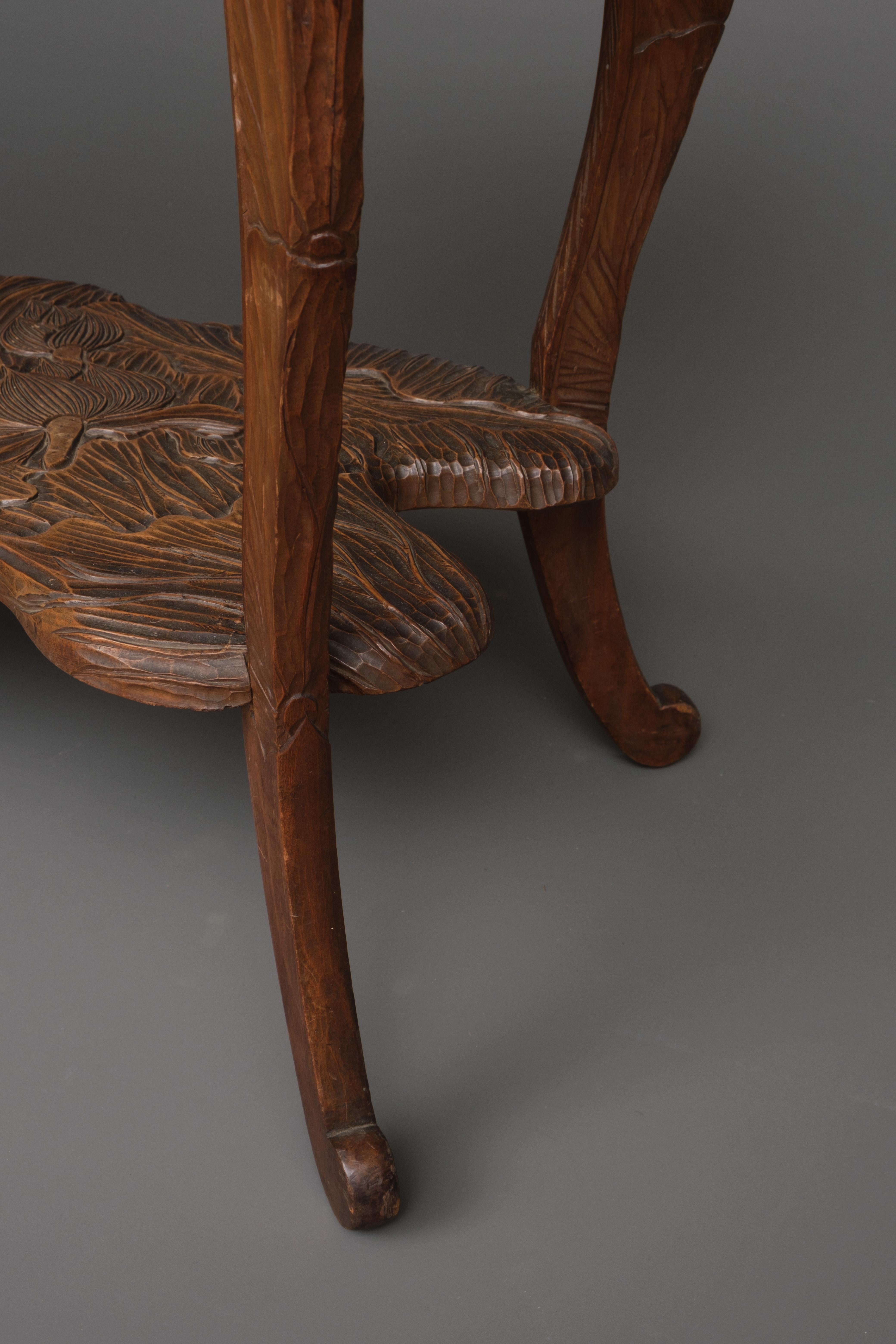 Table étagère japonaise en bois massif Kamakura-bori 鎌倉彫 avec design de lotus en vente 5