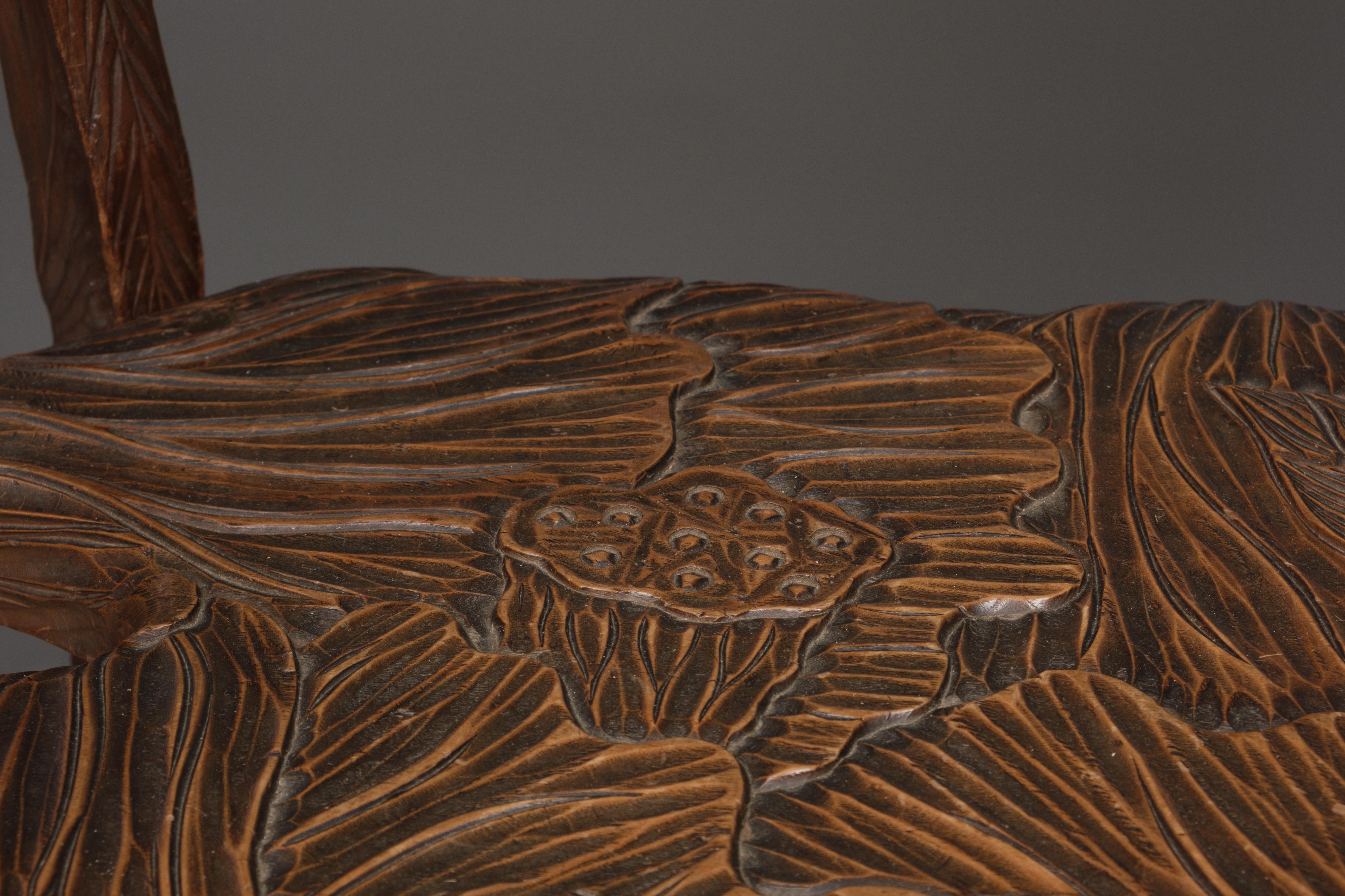 Table étagère japonaise en bois massif Kamakura-bori 鎌倉彫 avec design de lotus en vente 6