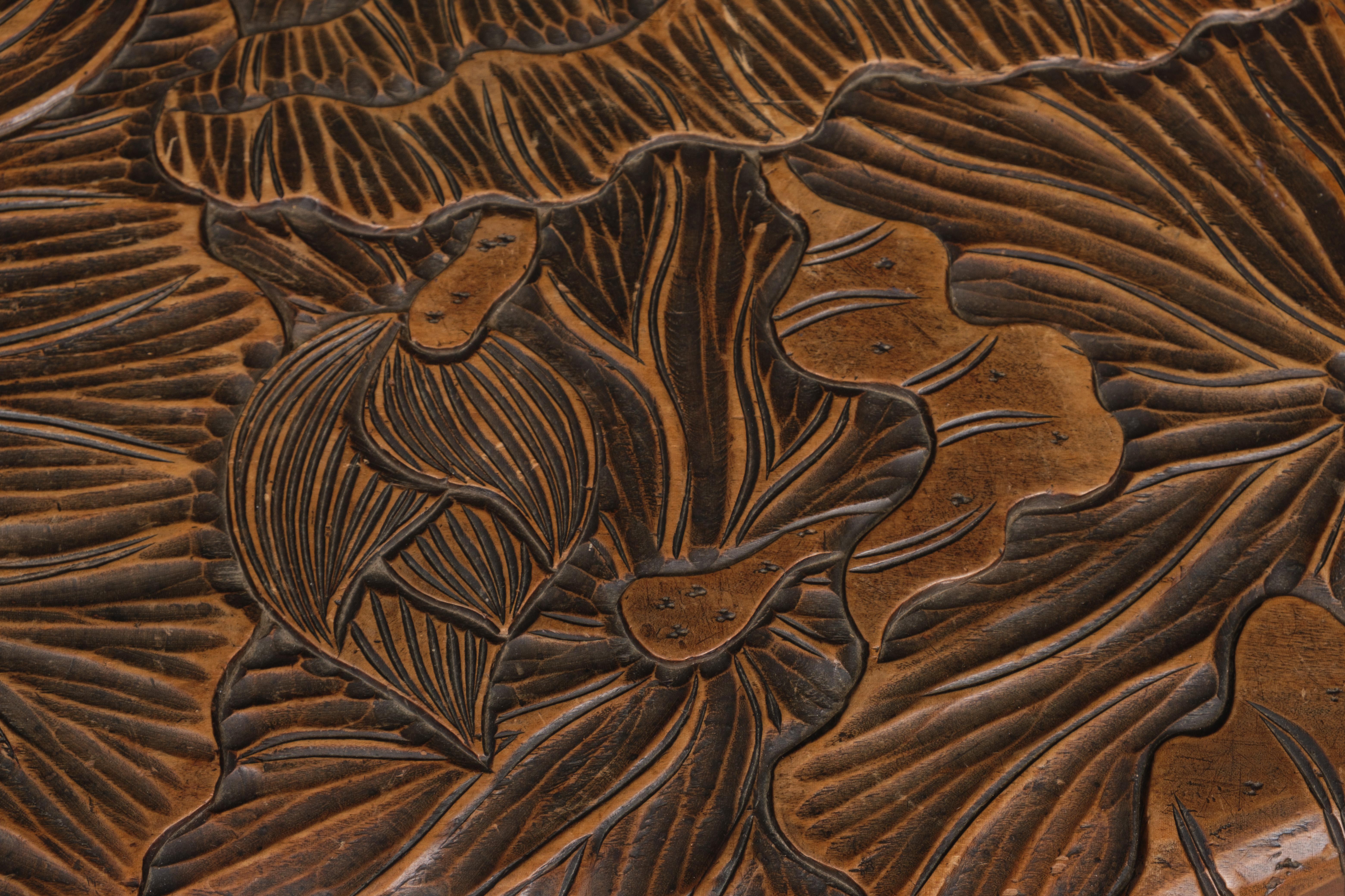 Les Kamakura-bori (lit. Table étagère en bois massif (Kamakura) sculpté avec des sculptures élaborées représentant un parterre de feuilles et de bourgeons de lotus. La surface supérieure est ornée de bords naturels et de petites graines