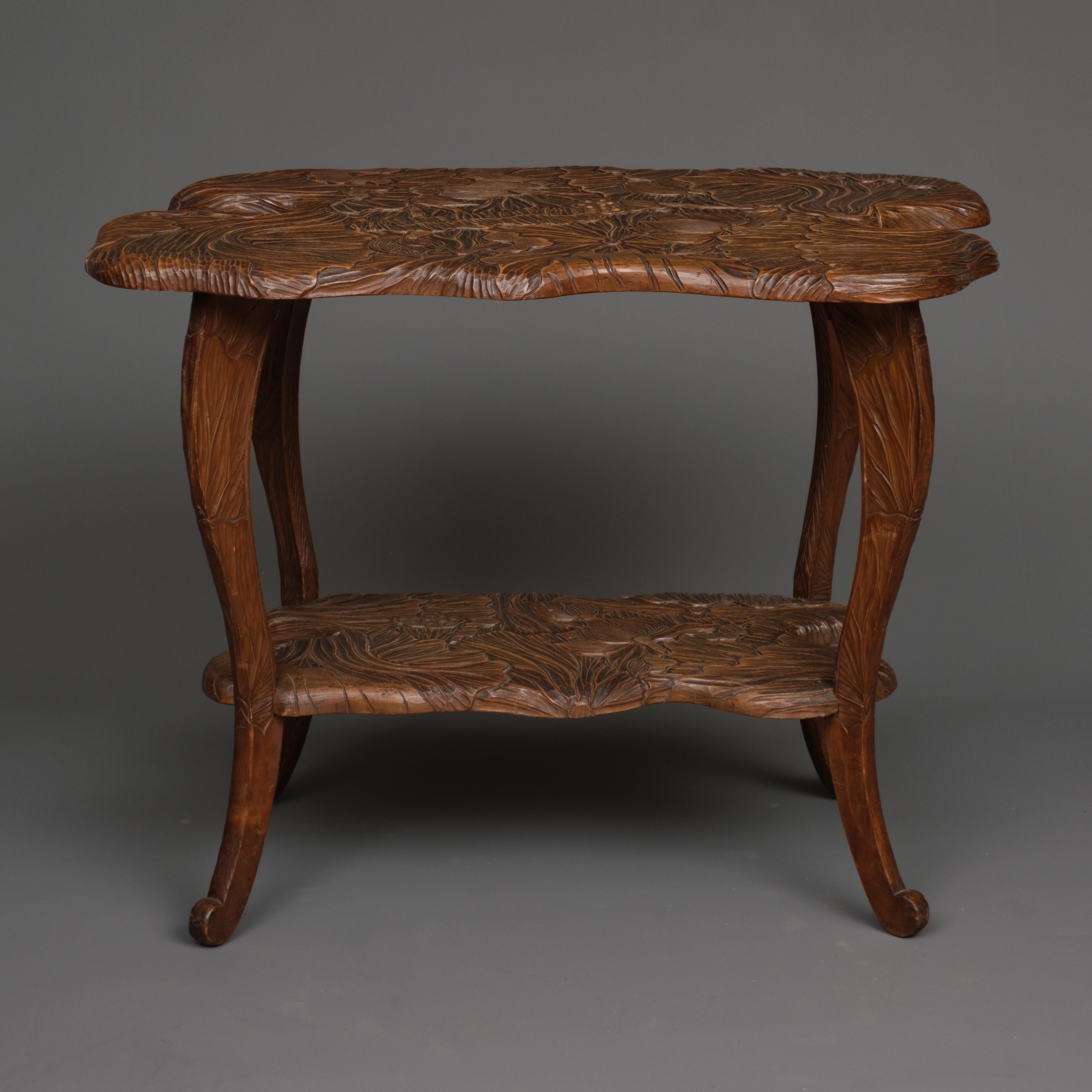 Japonais Table étagère japonaise en bois massif Kamakura-bori 鎌倉彫 avec design de lotus en vente