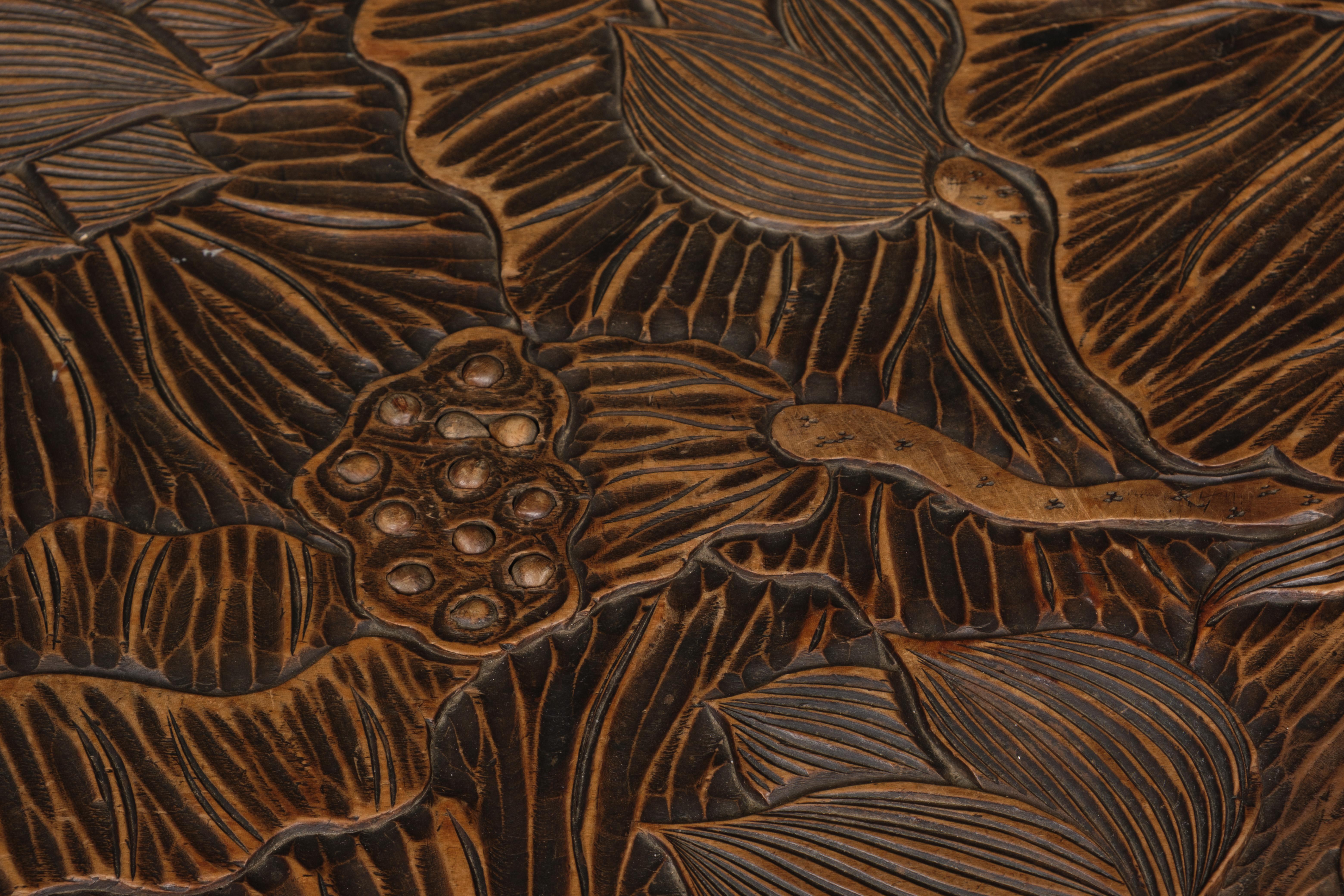 Sculpté à la main Table étagère japonaise en bois massif Kamakura-bori 鎌倉彫 avec design de lotus en vente