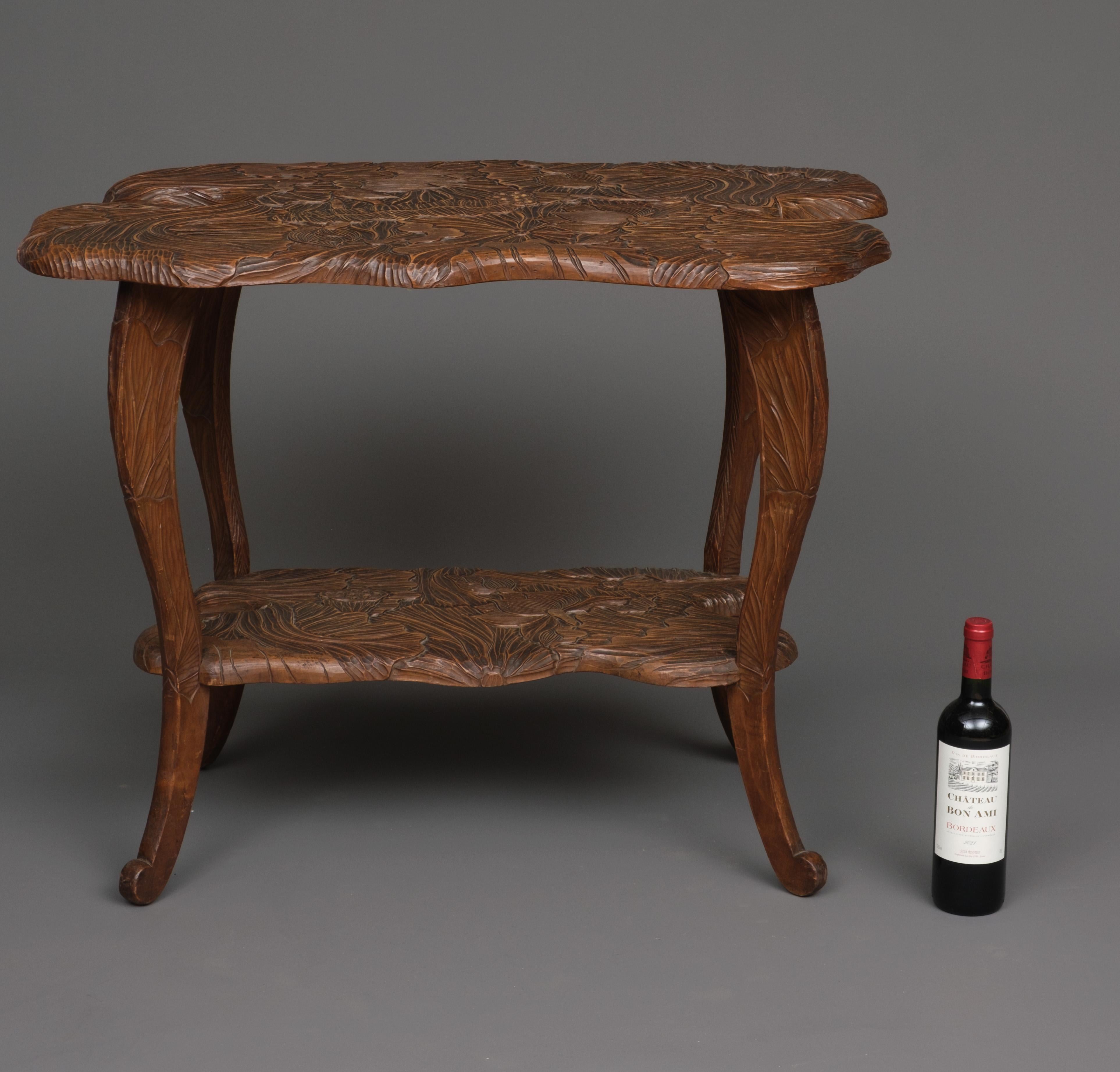 Table étagère japonaise en bois massif Kamakura-bori 鎌倉彫 avec design de lotus Bon état - En vente à Amsterdam, NL
