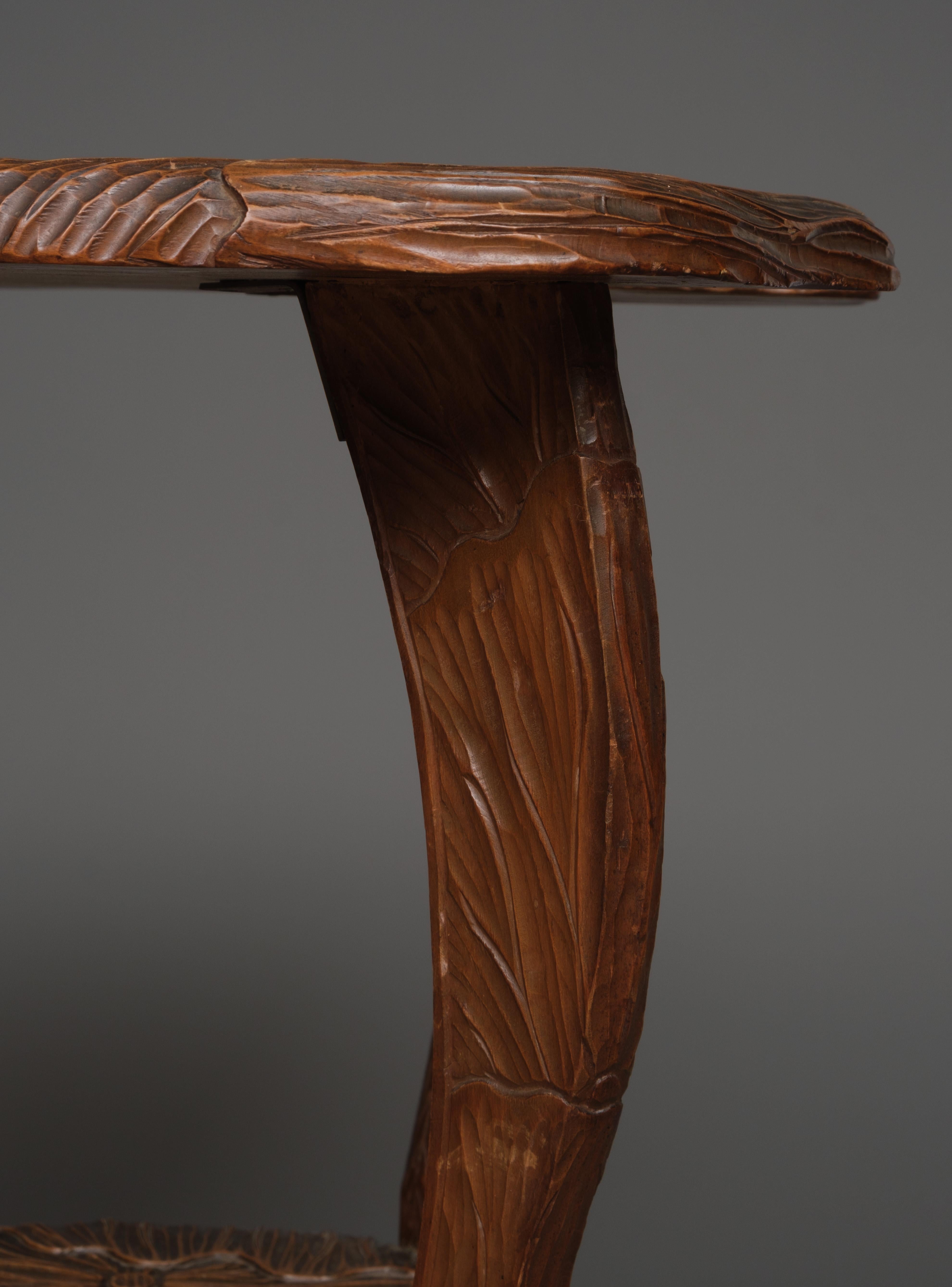 20ième siècle Table étagère japonaise en bois massif Kamakura-bori 鎌倉彫 avec design de lotus en vente