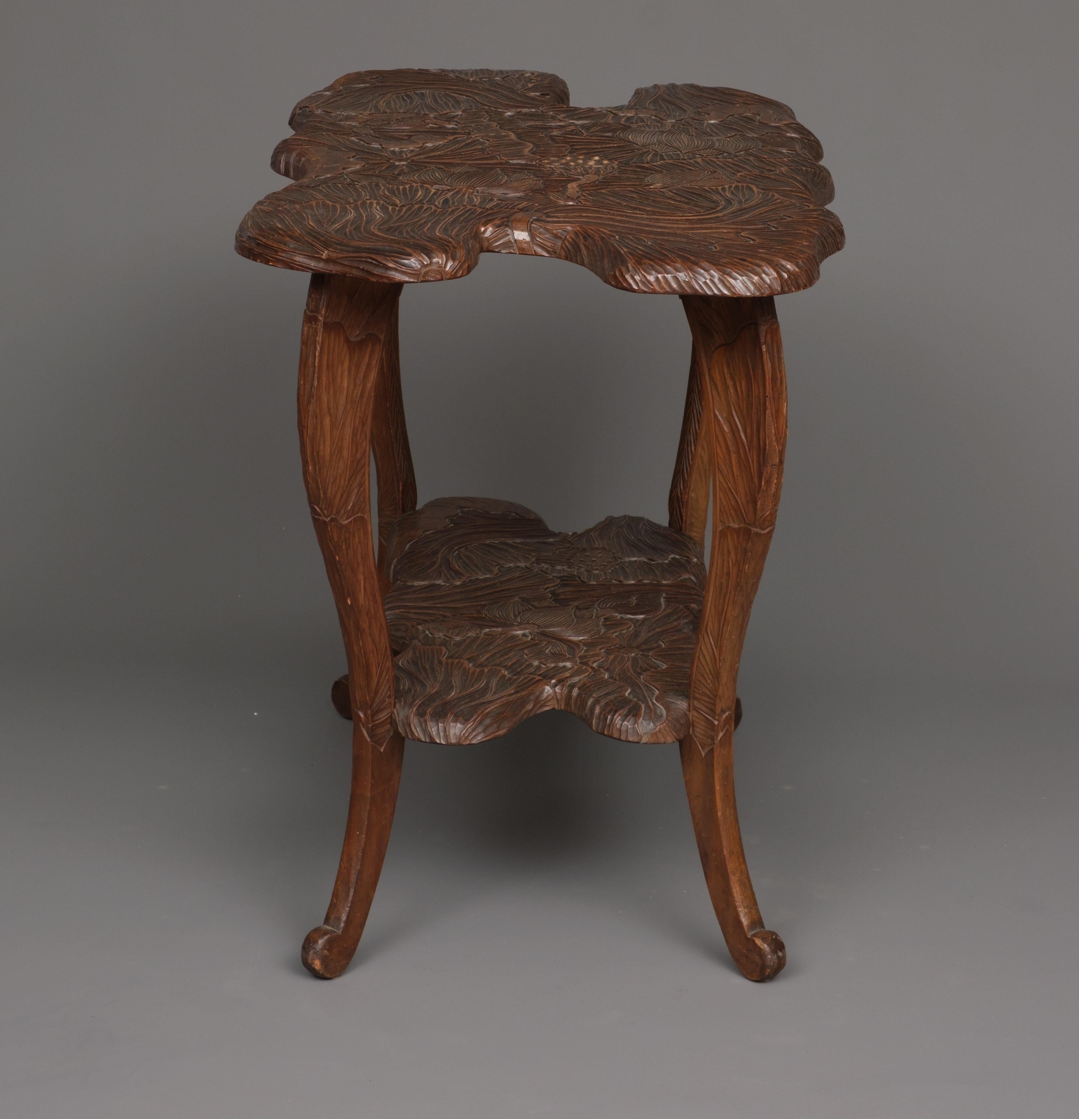 Bois Table étagère japonaise en bois massif Kamakura-bori 鎌倉彫 avec design de lotus en vente