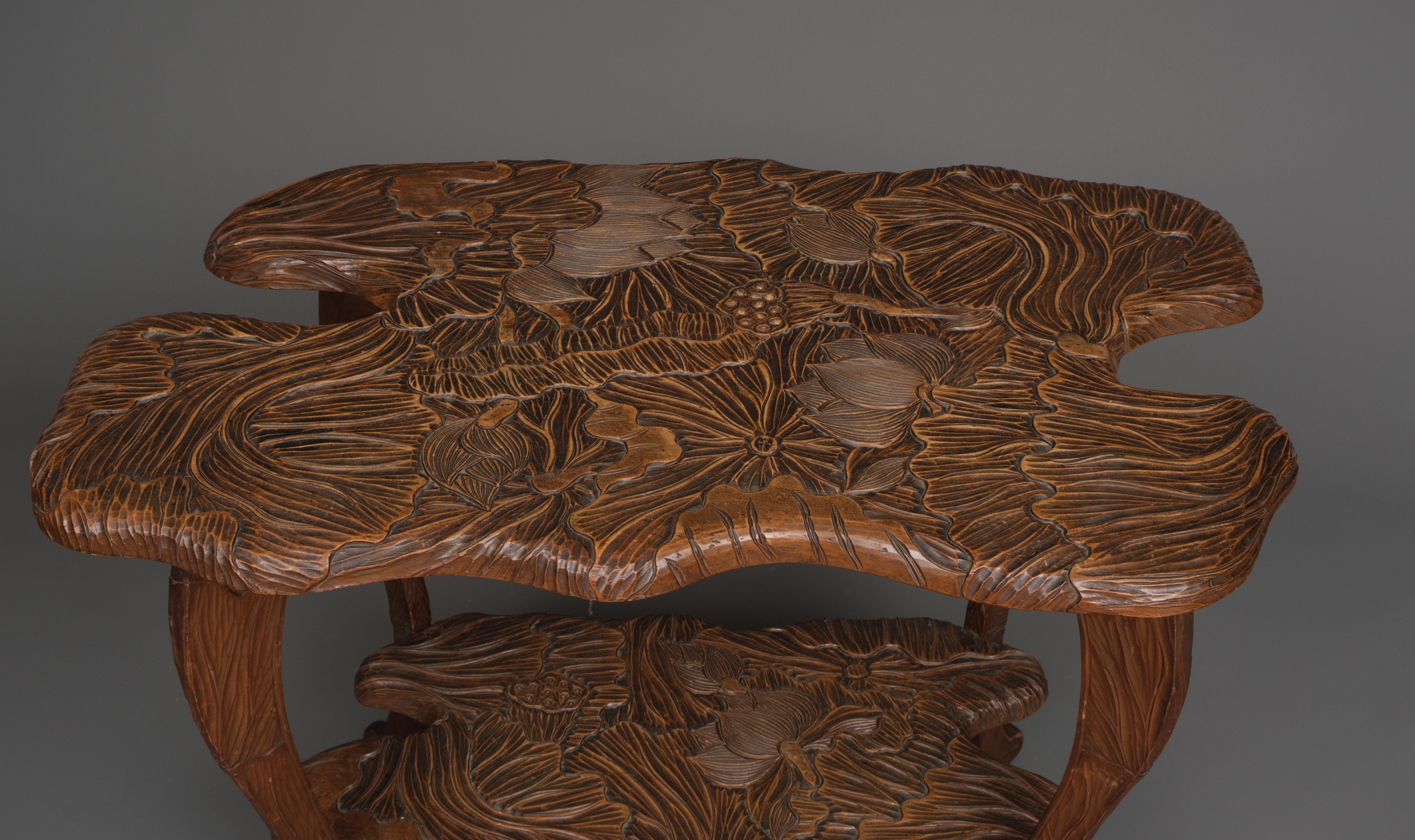Table étagère japonaise en bois massif Kamakura-bori 鎌倉彫 avec design de lotus en vente 1