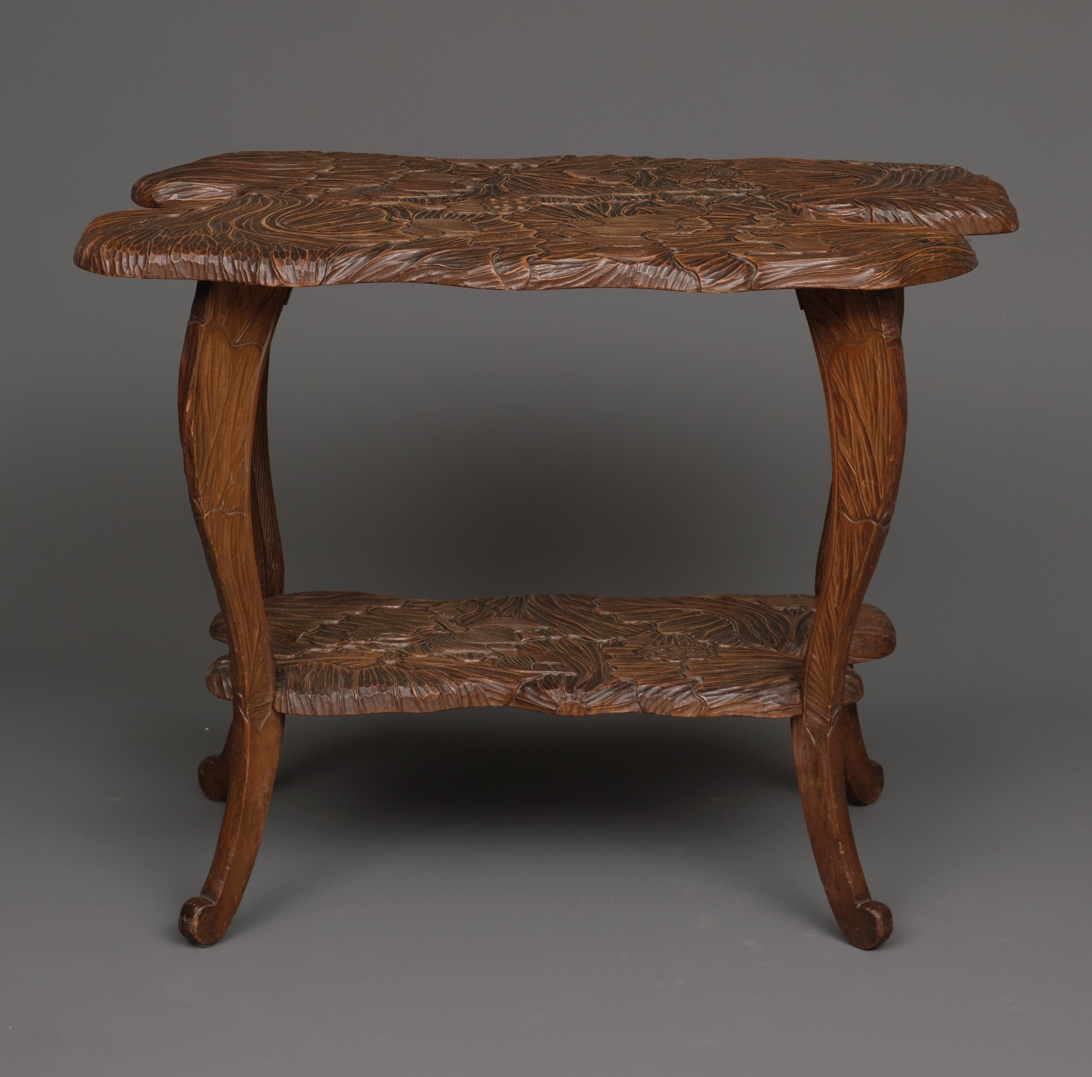 Table étagère japonaise en bois massif Kamakura-bori 鎌倉彫 avec design de lotus en vente 2