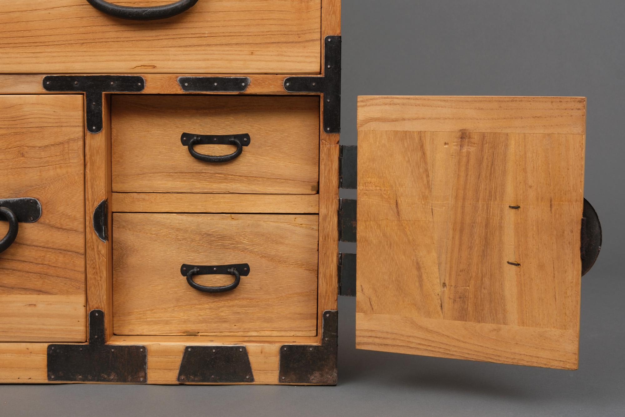 Japanese Kantô kannon’biraki ishô’dansu 衣装箪笥 (chest of drawers with doors) For Sale 5