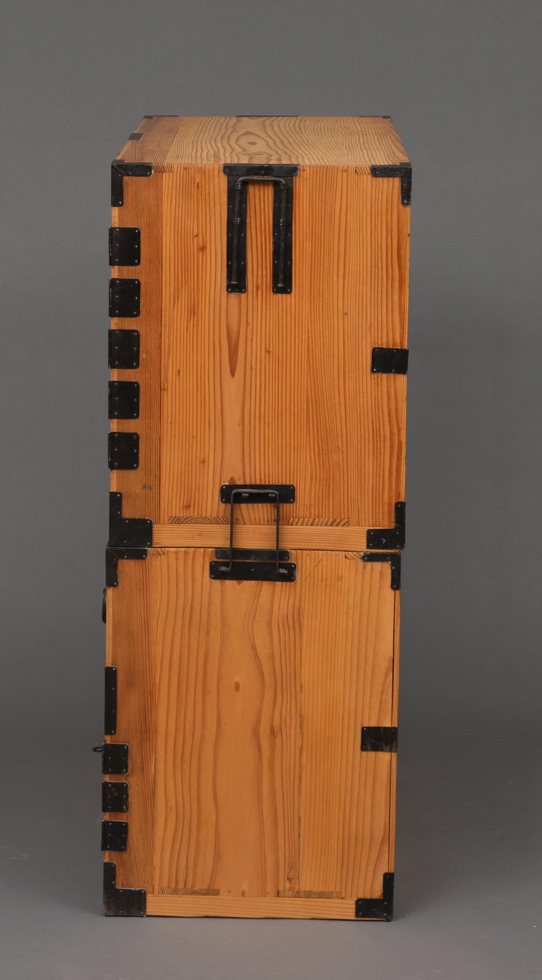 Japanese Kantô kannon’biraki ishô’dansu 衣装箪笥 (chest of drawers with doors) In Good Condition For Sale In Amsterdam, NL