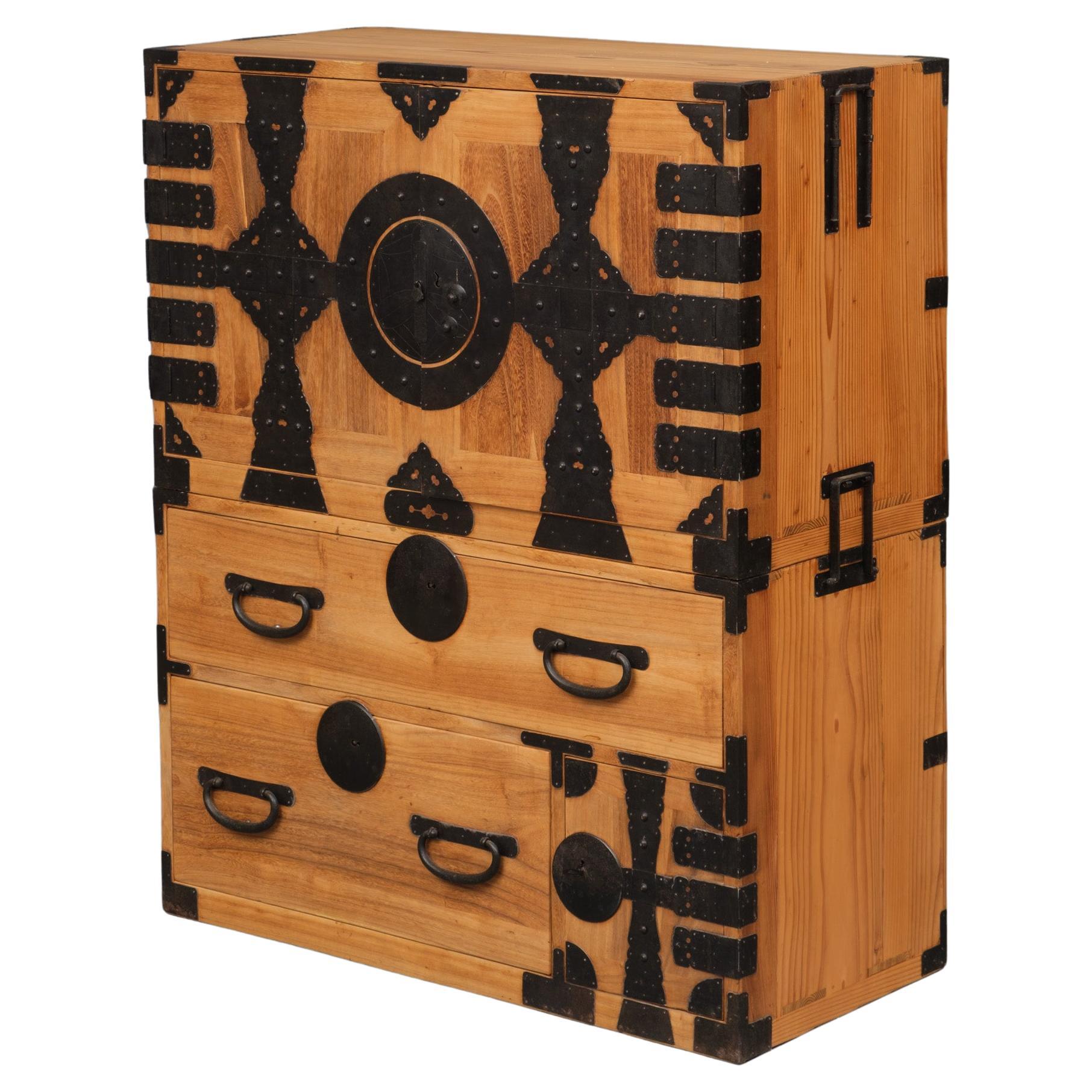 Japanese Kantô kannon’biraki ishô’dansu 衣装箪笥 (chest of drawers with doors)