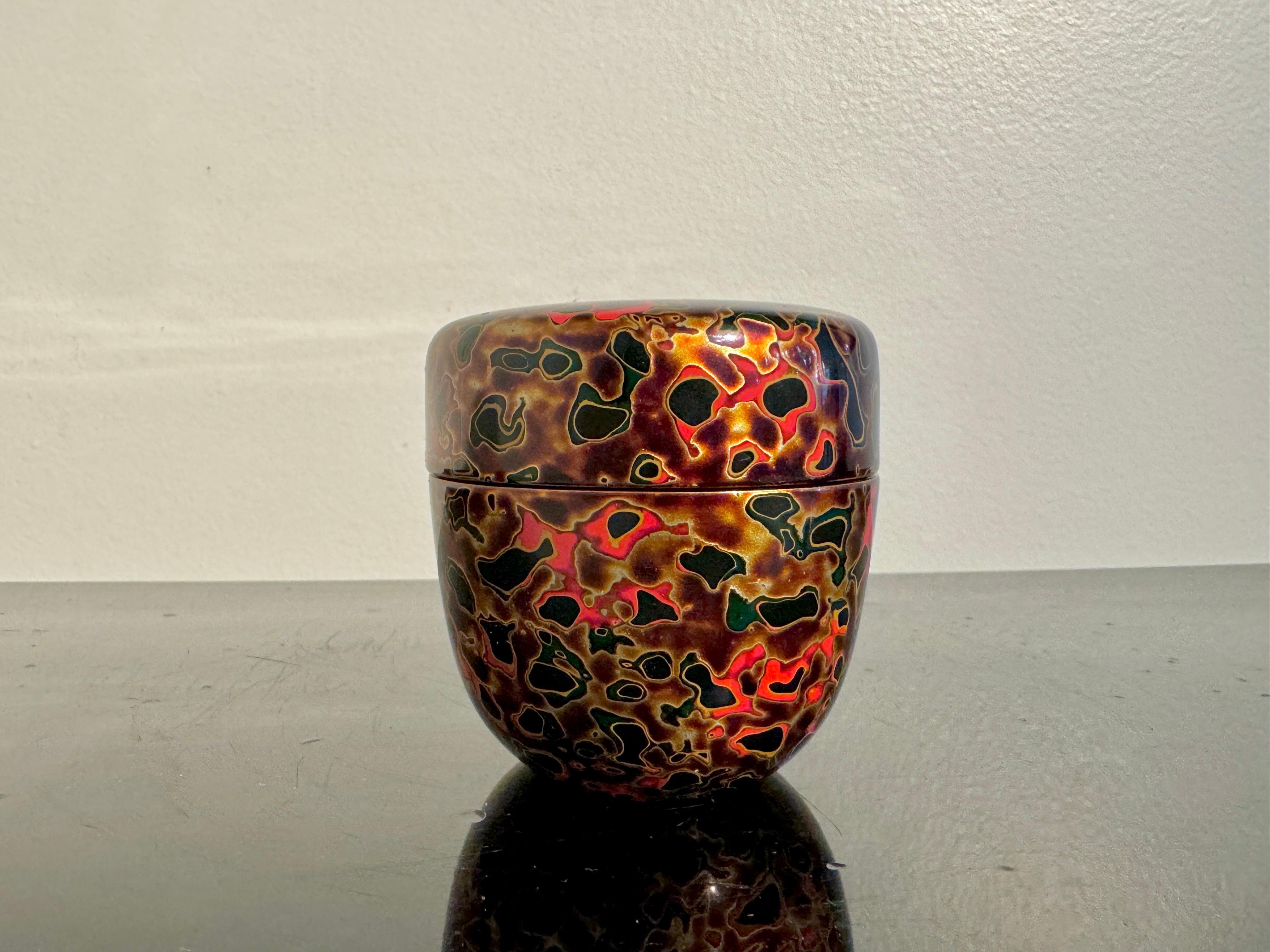Eine kühne und wilde japanische Teedose aus Lack, Tsugaru nuri natsume, Heisei Ära, ca. 1990er Jahre, Präfektur Aomori, Japan.

Die auffällige Teedose, bekannt als Natsume, von typischer Form und gefertigt aus Tsugaru-Nuri-Lack im Kara-Nuri-Stil mit