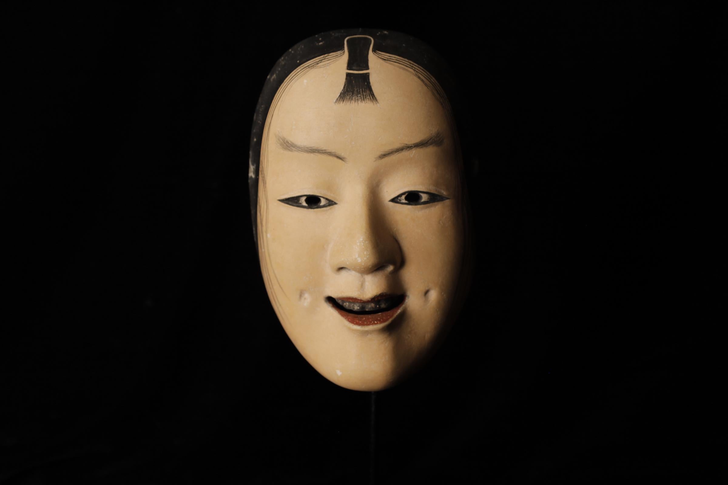 Kashikobito (賢人) Maschera Noh attribuita a Takada Fuki (高田 冨季, 1935-2008)

SKU: TBA10
Dimensioni: L: 13,5 cm, H: 20,5 cm

Questa maschera viene utilizzata nel teatro Noh per rappresentare una persona saggia o un ragazzo intelligente. Questo tipo di