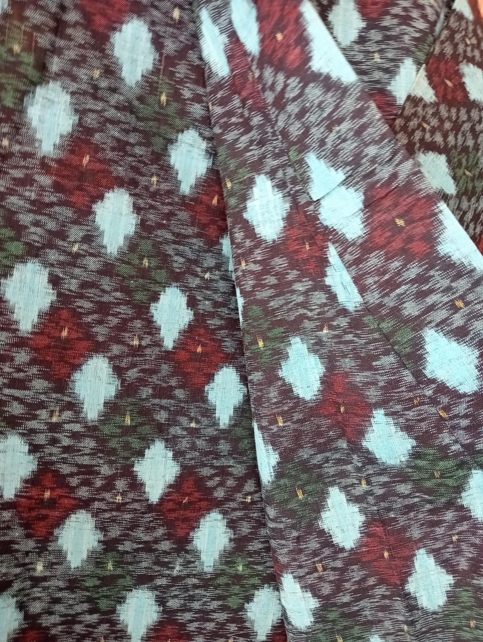 Si tratta di un kimono Kasuri realizzato nell'epoca Showa, intorno agli anni '70, in Giappone.

Il kimono è un indumento tradizionale giapponese e l'abito nazionale del Giappone. Il kimono è un indumento avvolto sul davanti con maniche quadrate e