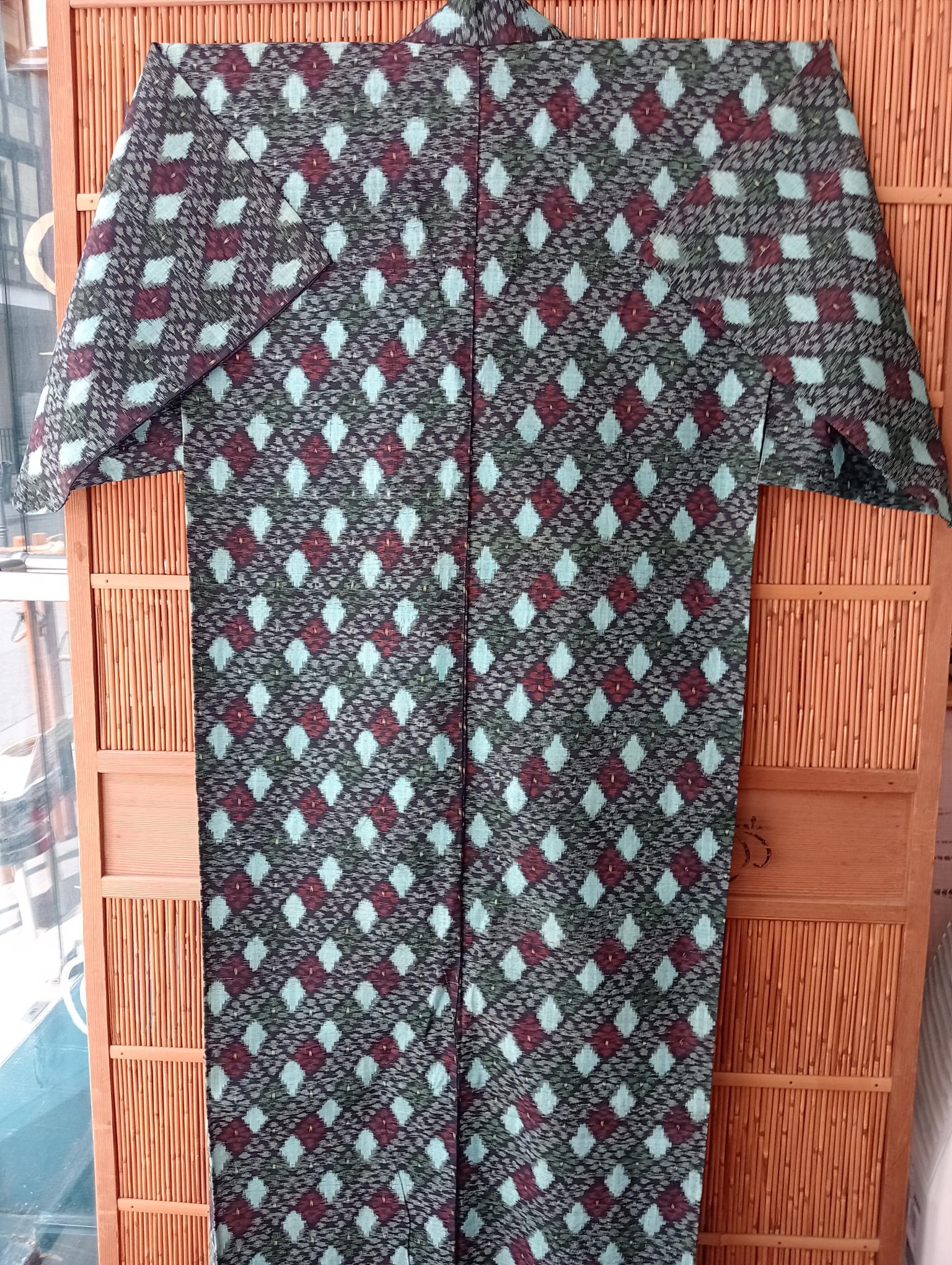 Giapponese Kimono giapponese Kasuri blu navy con motivi blu e rossi in vendita