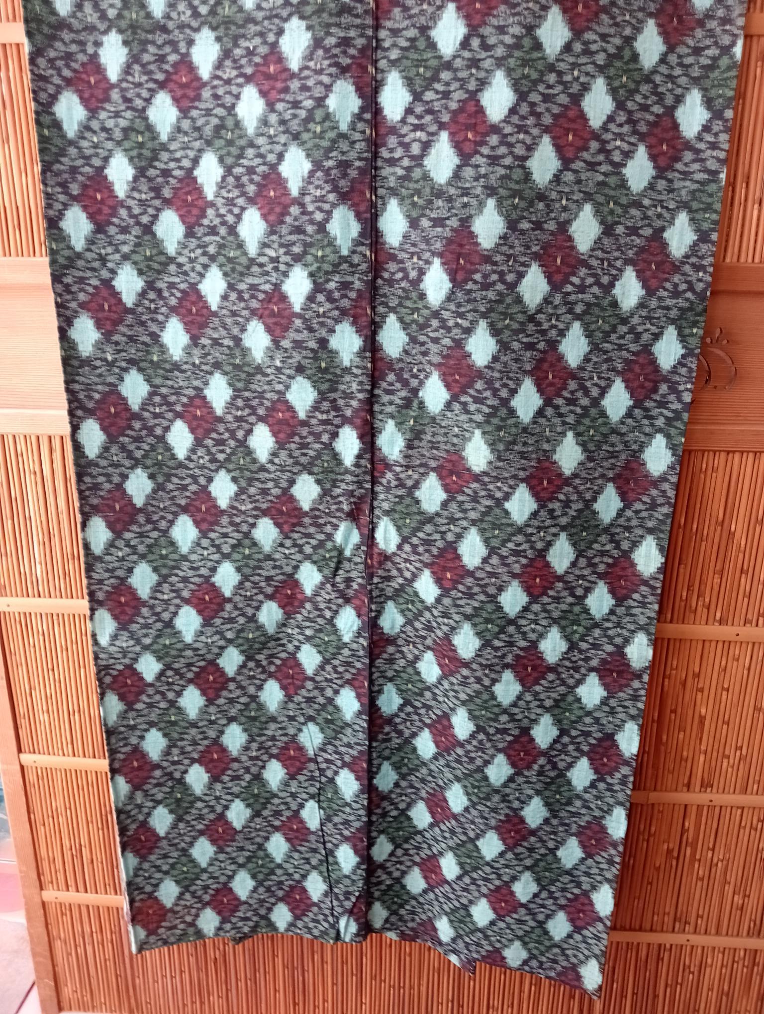 Kimono giapponese Kasuri blu navy con motivi blu e rossi In condizioni buone in vendita a Paris, FR