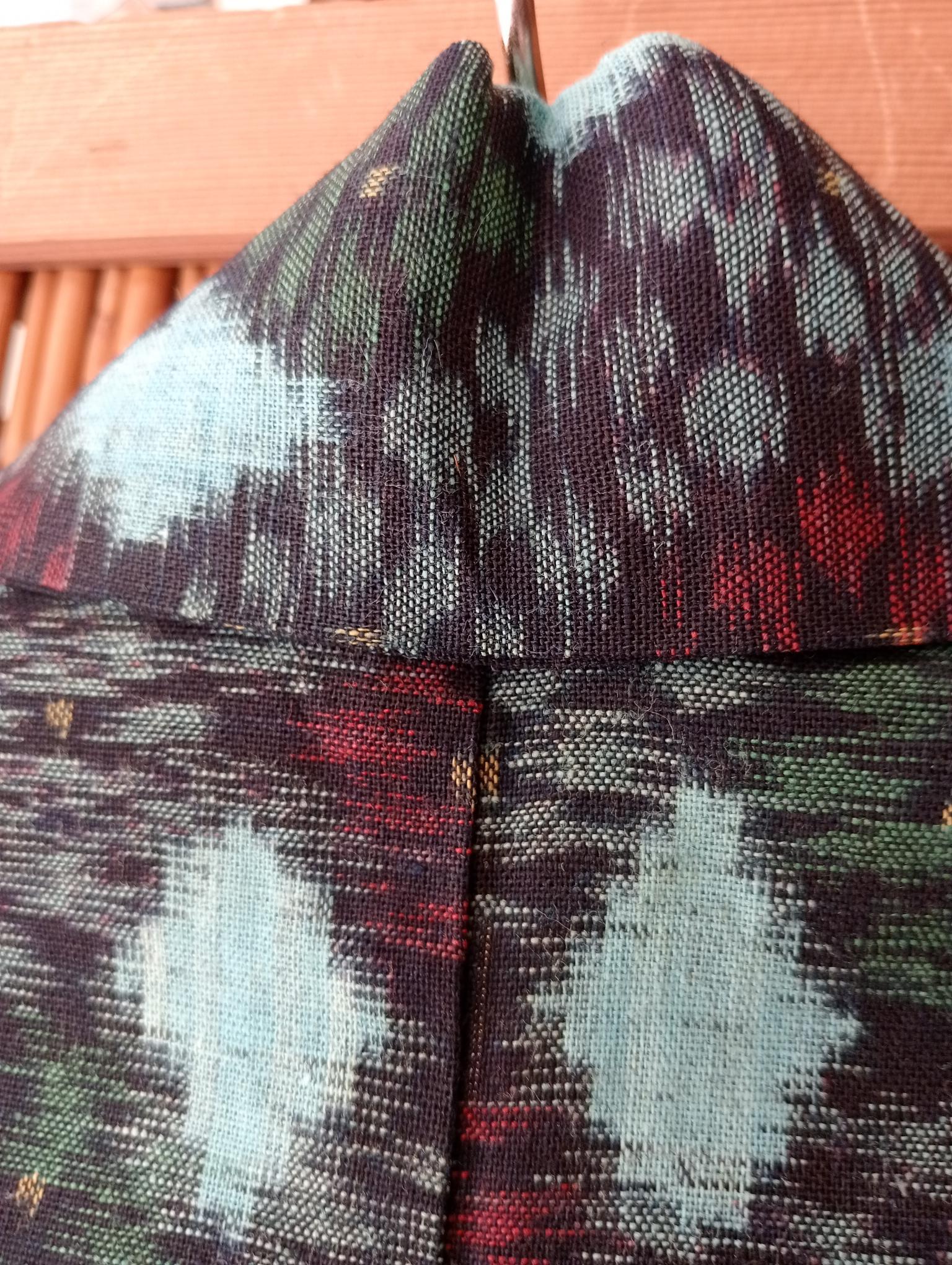 XX secolo Kimono giapponese Kasuri blu navy con motivi blu e rossi in vendita