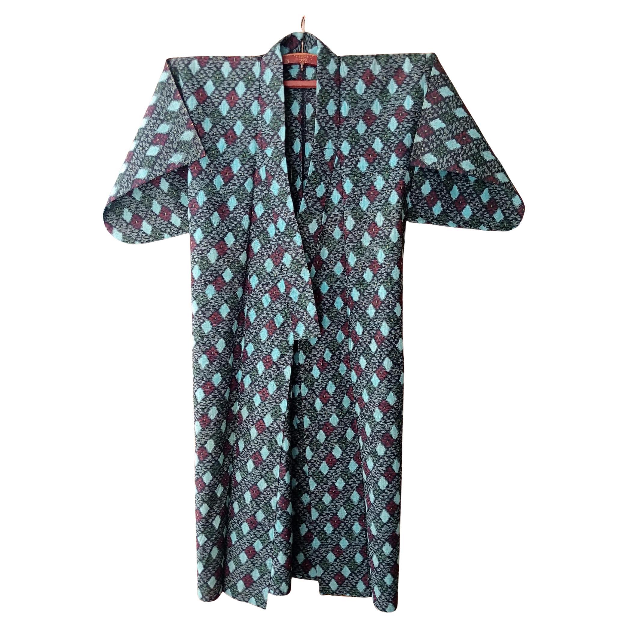 Kimono giapponese Kasuri blu navy con motivi blu e rossi in vendita