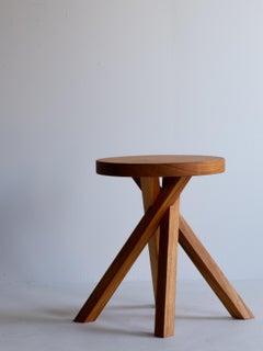 Japanischer Keyaki Wood Hocker inspiriert von französischer Stereotomie Handwerkskunst