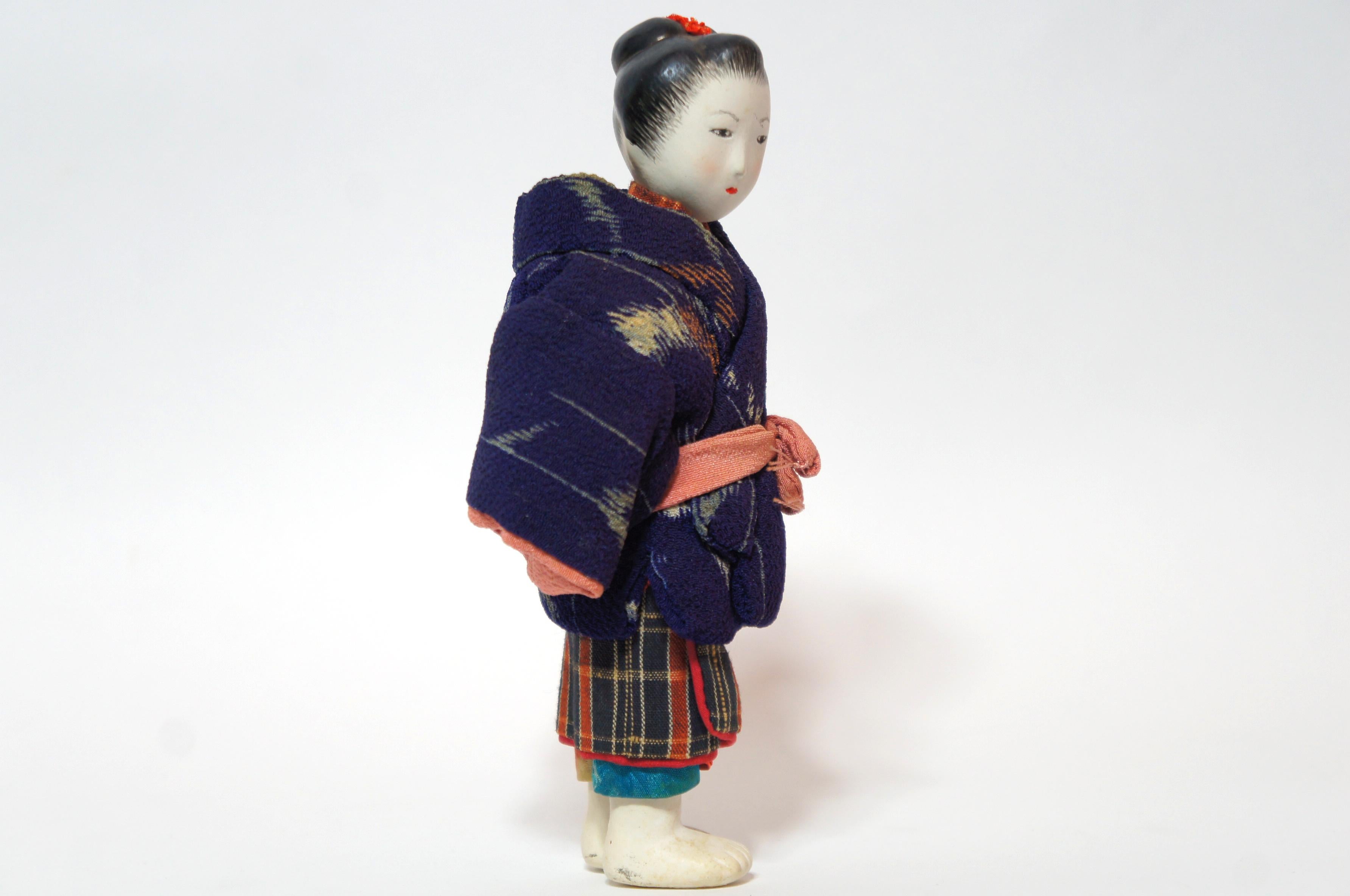 Kimekomi dolls are dolls made of wood (traditionally willow).
The clothes are glued orforced into a slot in the base of the doll.
The dolls are contemporary of the Japanese poet and painter Yumeji Takehisa (1884-1934) and are inspired by his