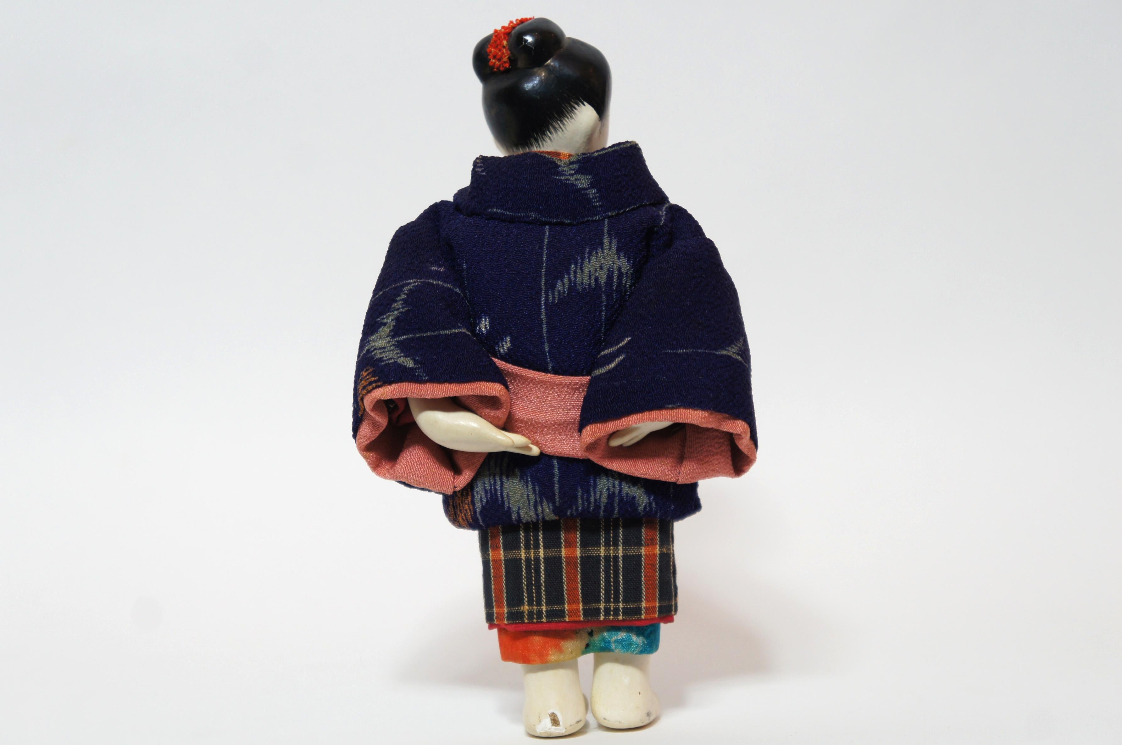 Japanese Kimekomi Child Doll Wearing Silk Kimono, Style of Taisho Romence, 1920s In Good Condition For Sale In Paris, FR