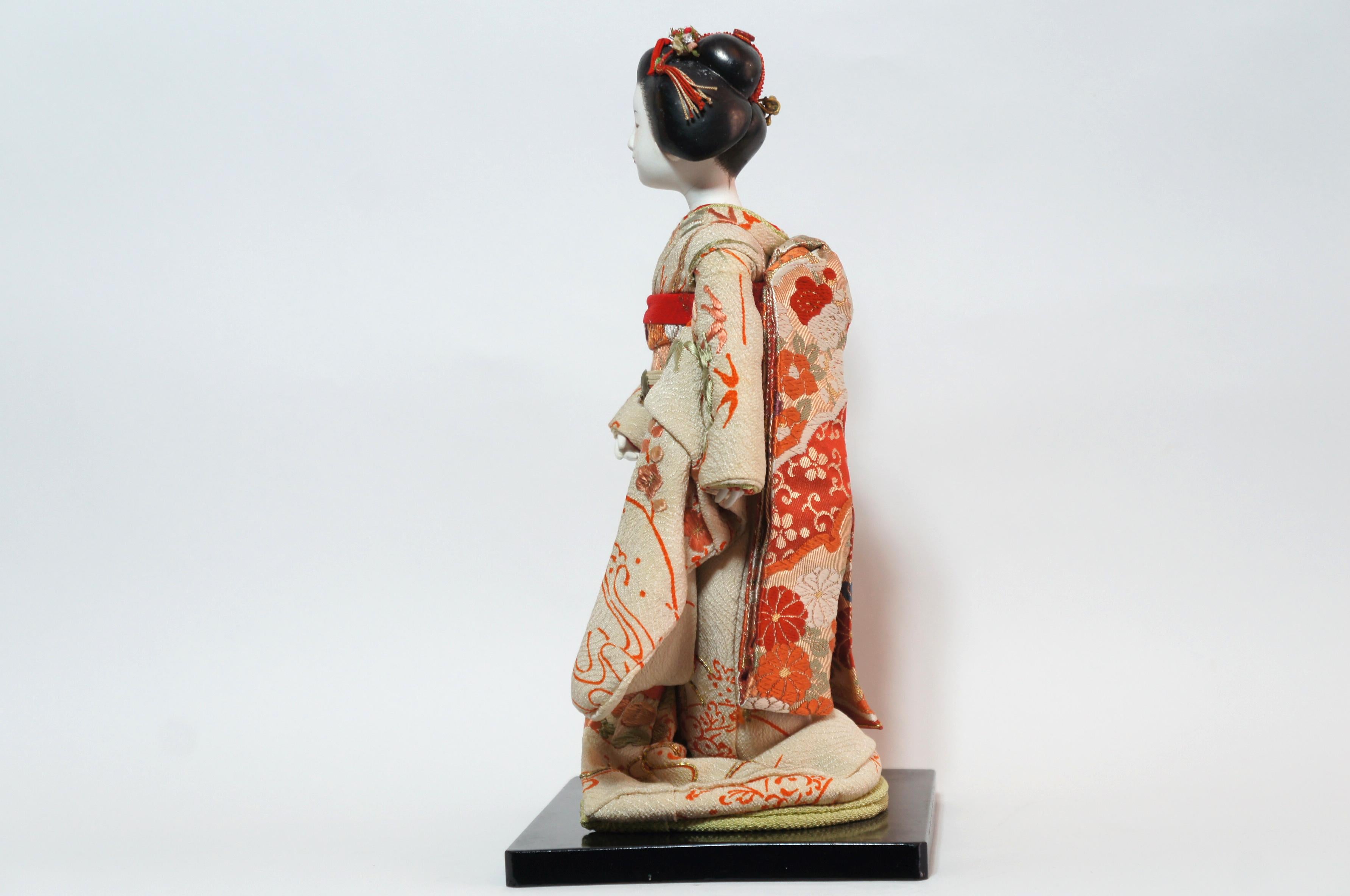 Kimekomi dolls are dolls made of wood (traditionally willow). 
The clothes are glued orforced into a slot in the base of the doll.
The dolls are contemporary of the Japanese poet and painter Yumeji Takehisa (1884-1934) and are inspired by his