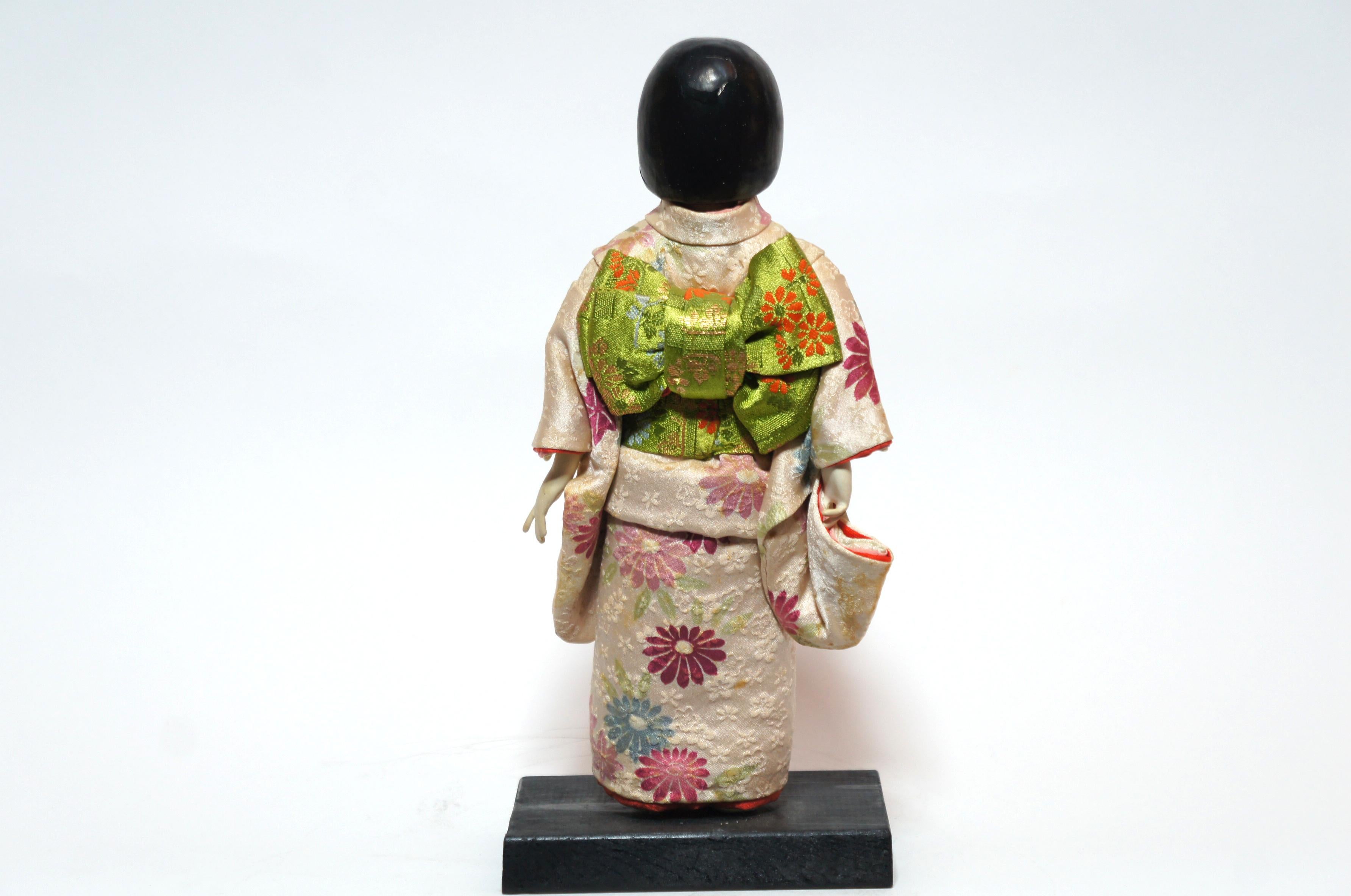 Japanese Kimekomi Girl Doll Wearing Silk Kimono, Style of Taisho Romence, 1920s In Good Condition For Sale In Paris, FR