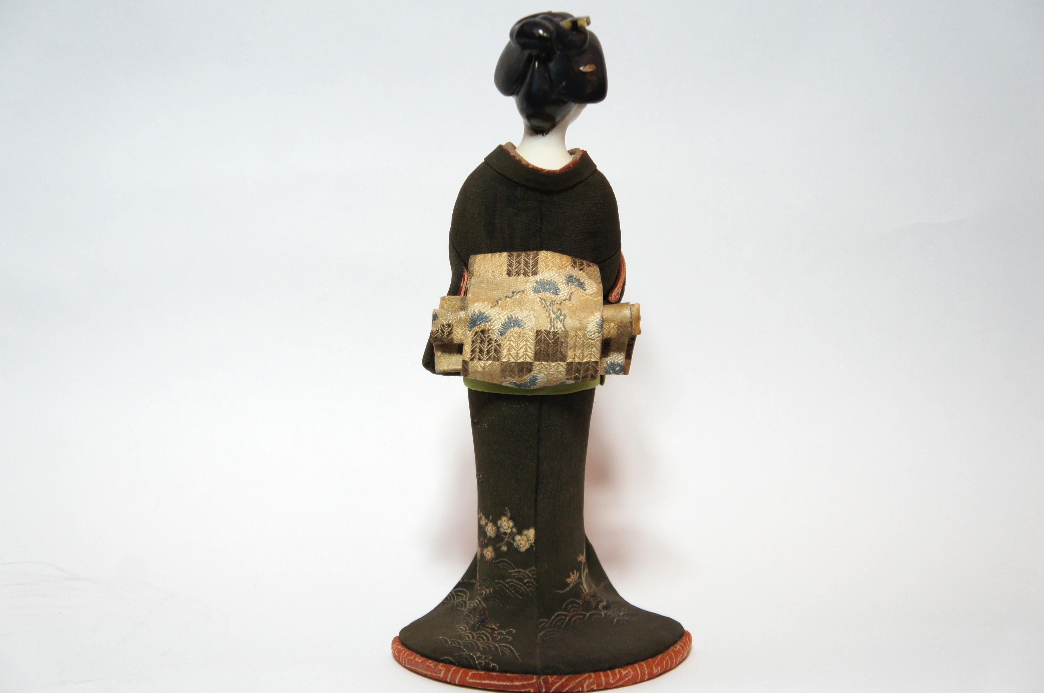 Japanese Kimekomi Woman Doll Wearing Silk Kimono, Style of Taisho Romance, 1920s In Excellent Condition For Sale In Paris, FR