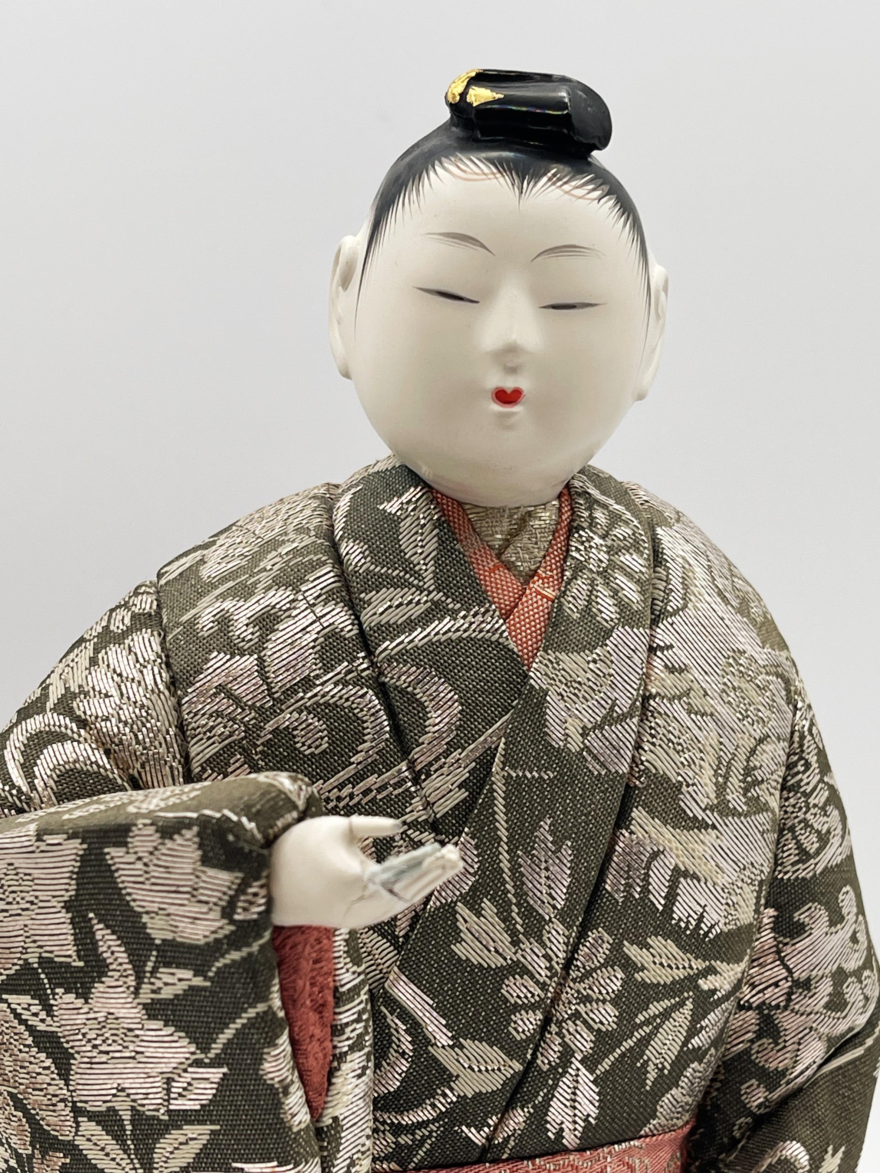 Poupée japonaise Kimikomi Ningyô de l'important artiste Jinku-ru, vers 1920 1920 

DIMENSIONS :
Hauteur : 9.5 pouces 
Largeur : 5 pouces

À PROPOS DE
Cette exquise poupée Kimikomi Ningyo de Jinku-ru, un artiste japonais reconnu, représente sa