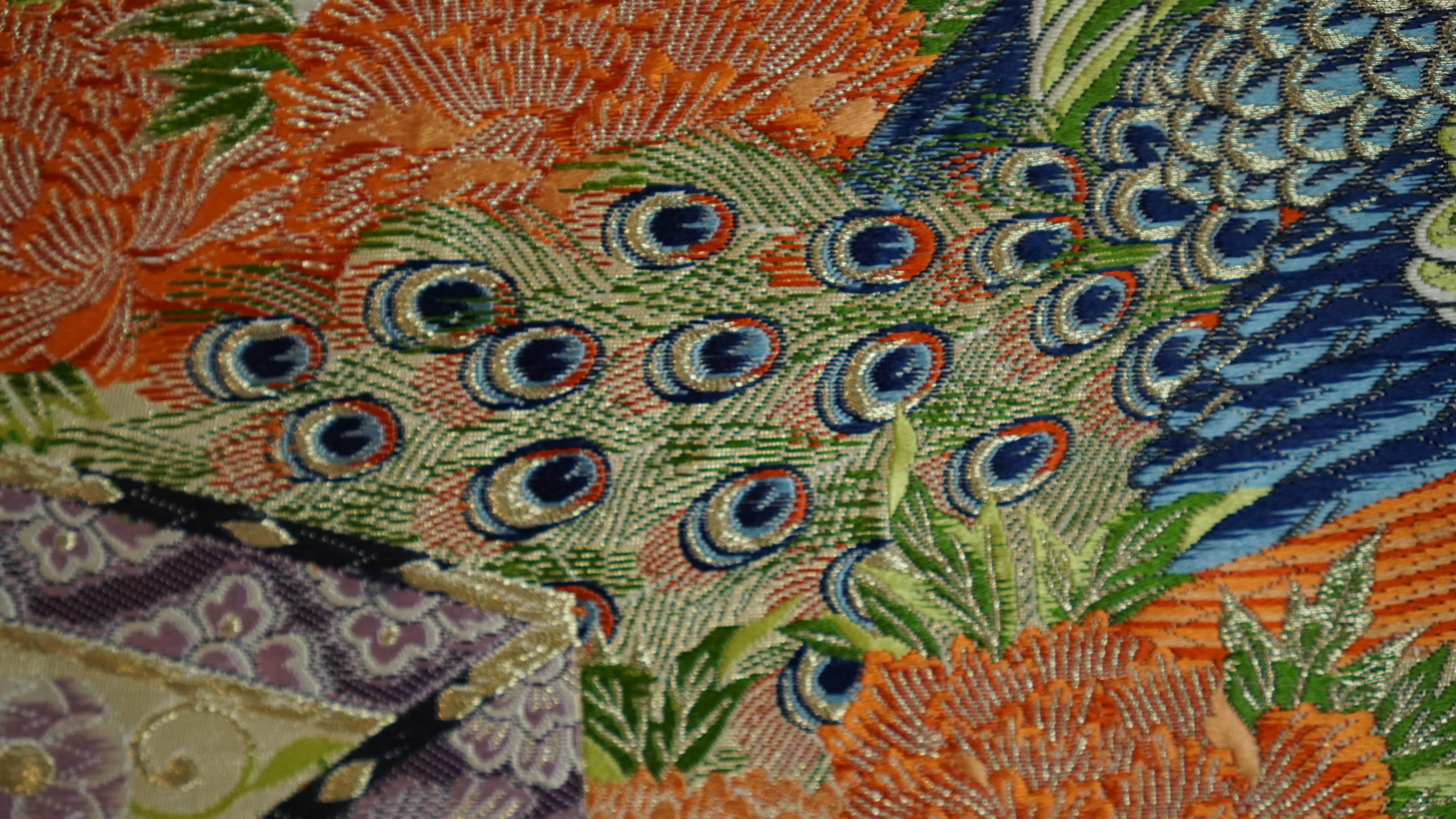 Art japonais du kimono / Art mural brodé - Le roi des paons en vente 1