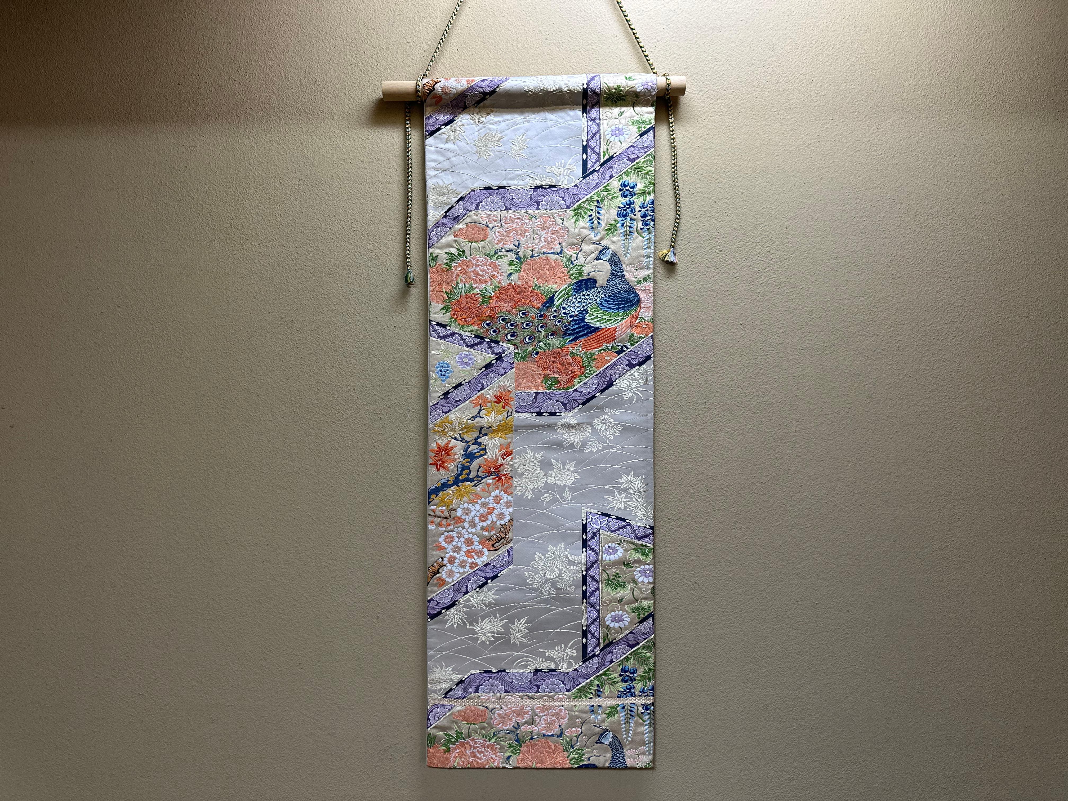 Dieser japanische Kimono-Wandteppich ist der einzige seiner Art auf der Welt. Es wurde von japanischen Handwerkern sorgfältig und akribisch bestickt.

 Wir sind stolz darauf, diesen Kimono-Wandteppich präsentieren zu können, der mit Pfauen und