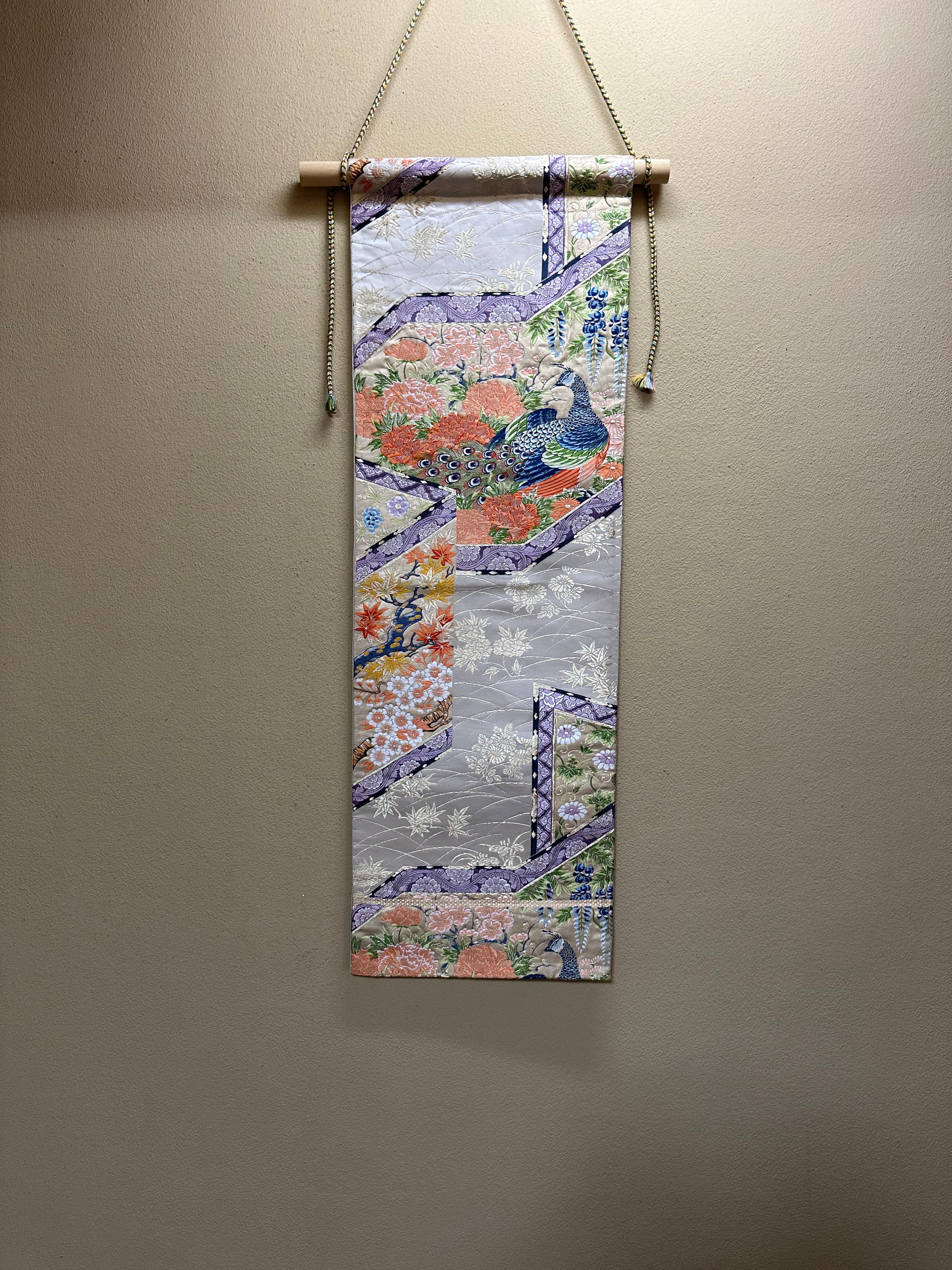 Japanischer Kimono-Kunst-/Kimono-Wandteppich, der König der Pfaue (Handgefertigt) im Angebot