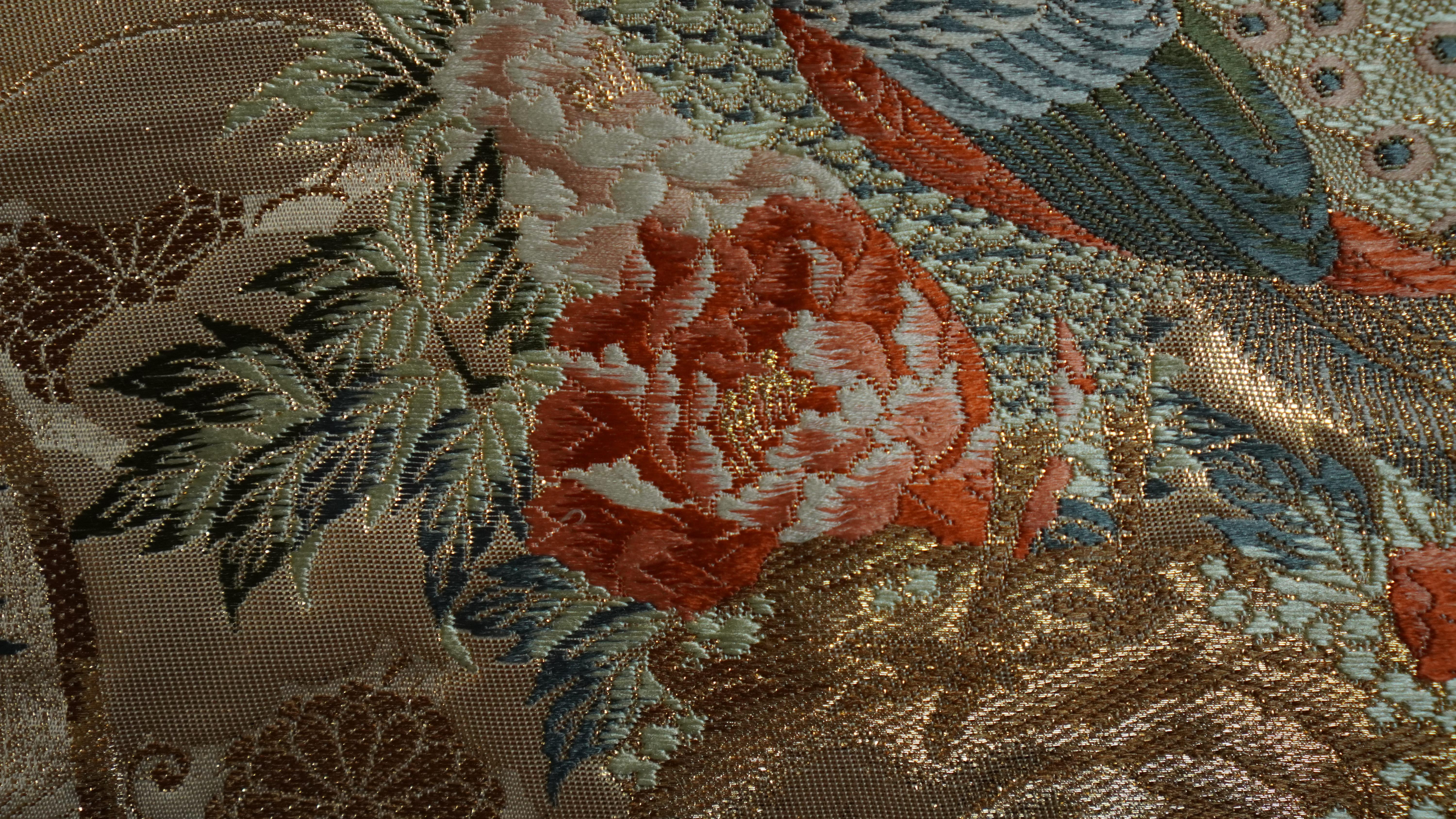 Japanischer Kimono-Kunst-/Kimono-Wandteppich, Die Königin der Pfaue im Angebot 2
