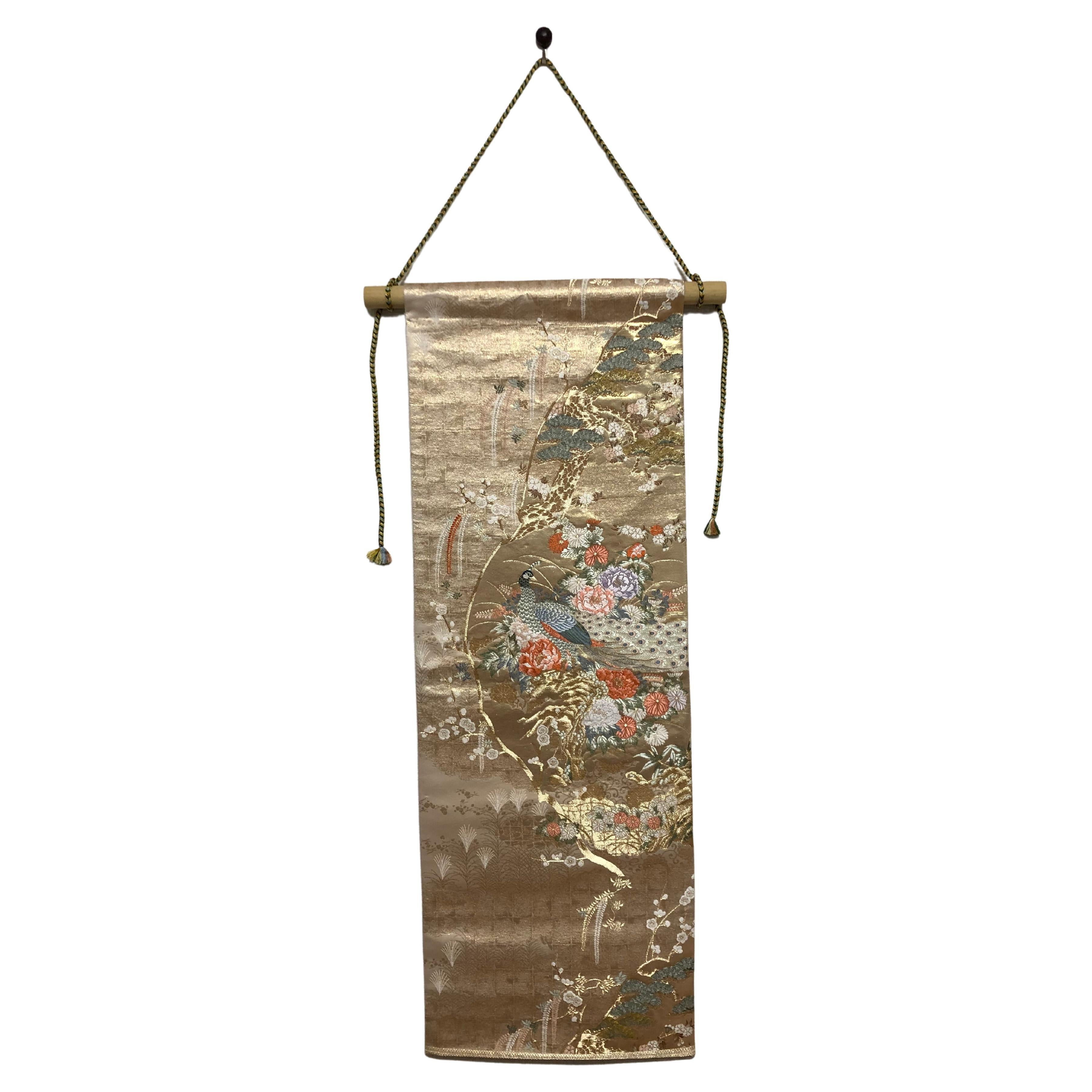 Japanischer Kimono-Kunst-/Kimono-Wandteppich, Die Königin der Pfaue im Angebot