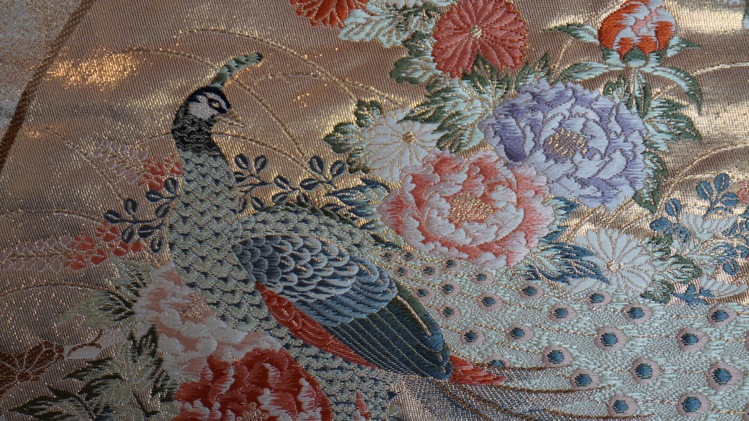 Japanische Kimono-Kunst/Wandteppich, Die Königin der Pfaue (Handgefertigt) im Angebot