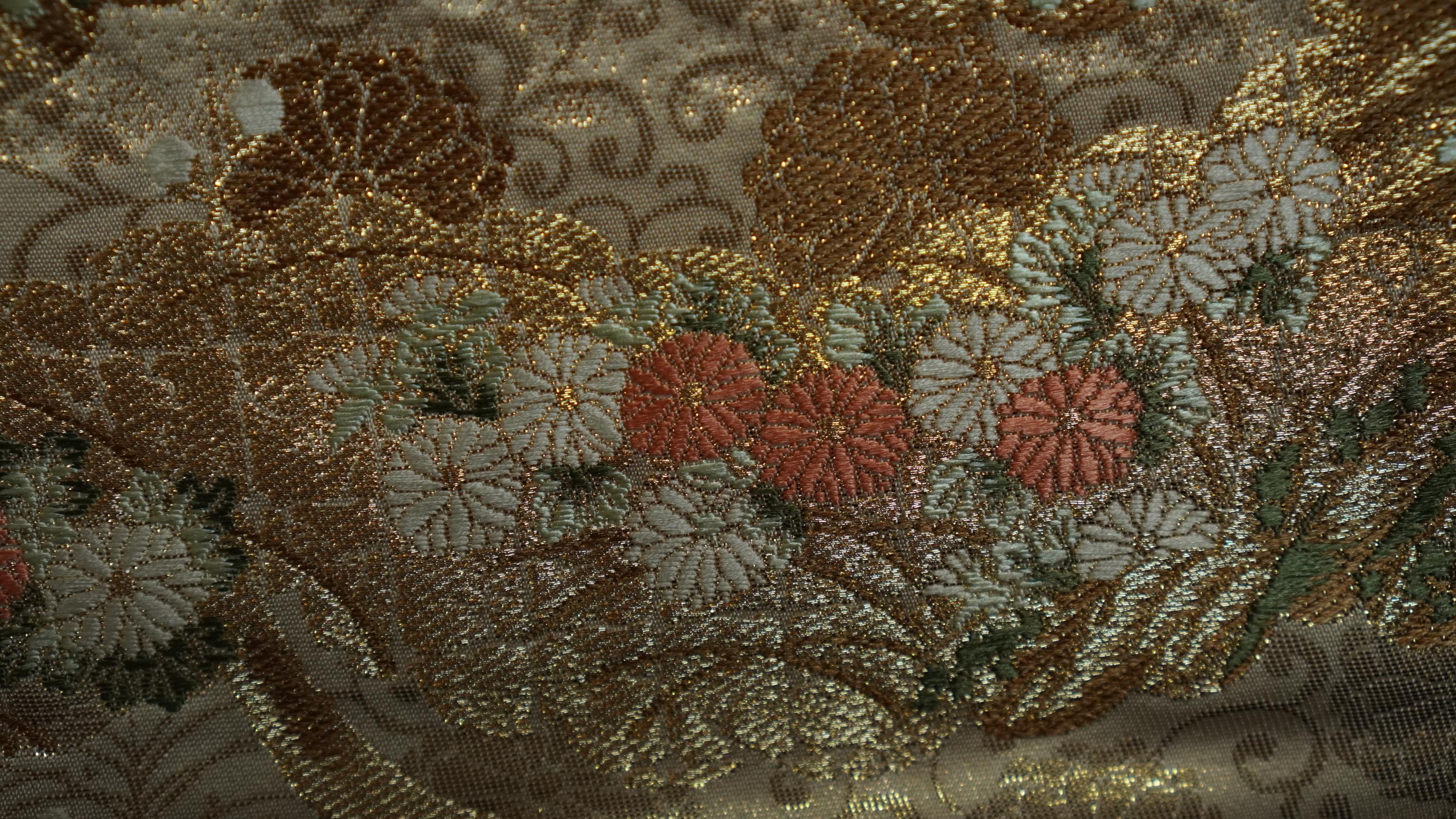 Japanische Kimono-Kunst/Wandteppich, Die Königin der Pfaue (21. Jahrhundert und zeitgenössisch) im Angebot