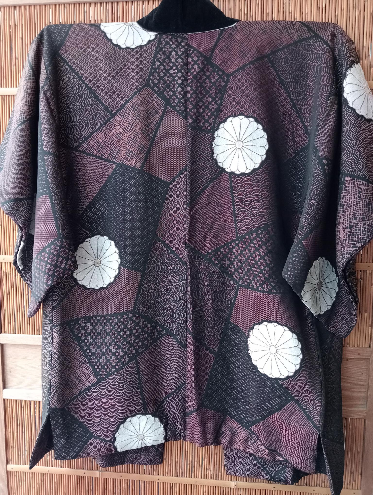 Dies ist eine Seidenjacke (Wintermantel), die in Japan hergestellt wurde.
Es wurde in der Showa-Ära in den 1950er Jahren hergestellt.
Es gibt zwei haori himo, um diese Jacke zu schließen. 

Der Haori ist eine traditionelle japanische Jacke, die über