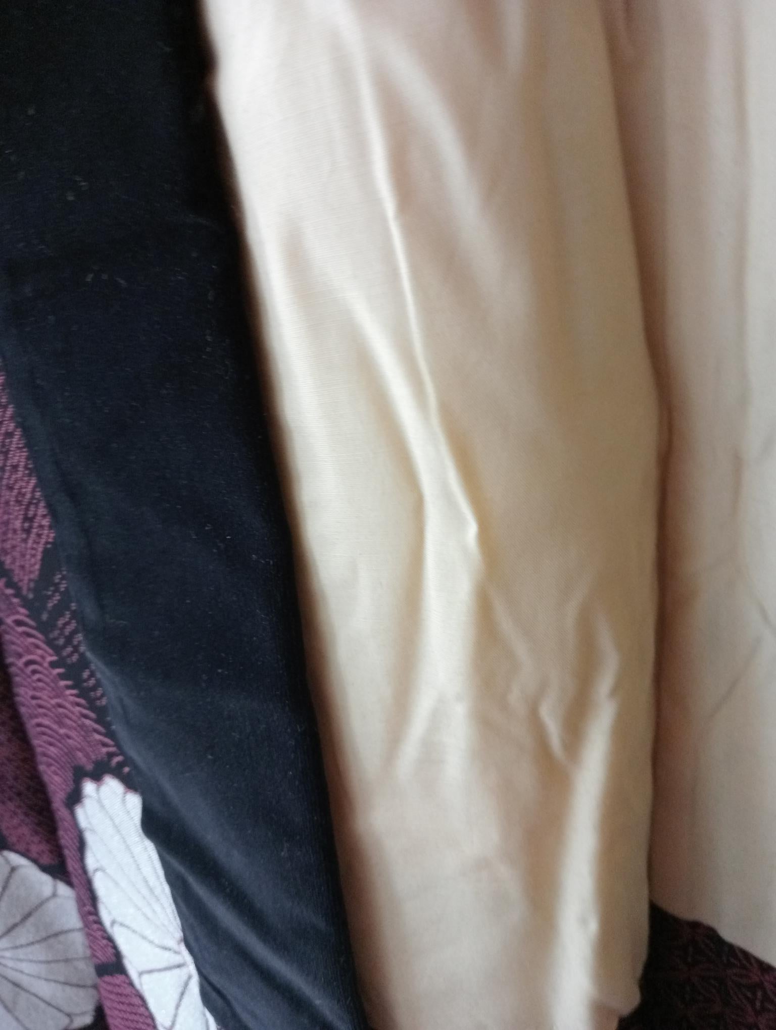 Japanischer Kimono-Mantel für Frauen mit Seidenchrysantheme 1950er Jahre (Handgefertigt) im Angebot