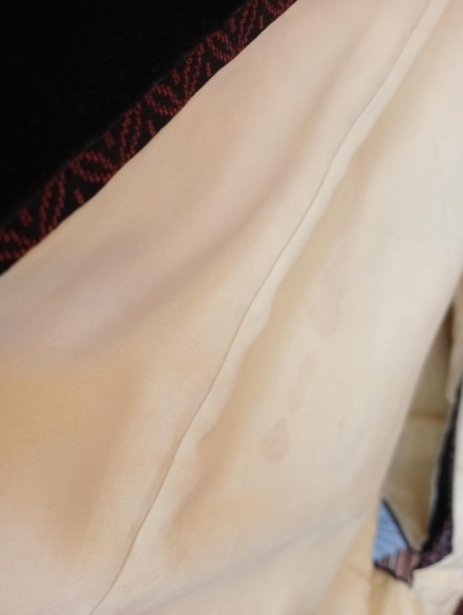 Japanischer Kimono-Mantel für Frauen mit Seidenchrysantheme 1950er Jahre im Zustand „Gut“ im Angebot in Paris, FR