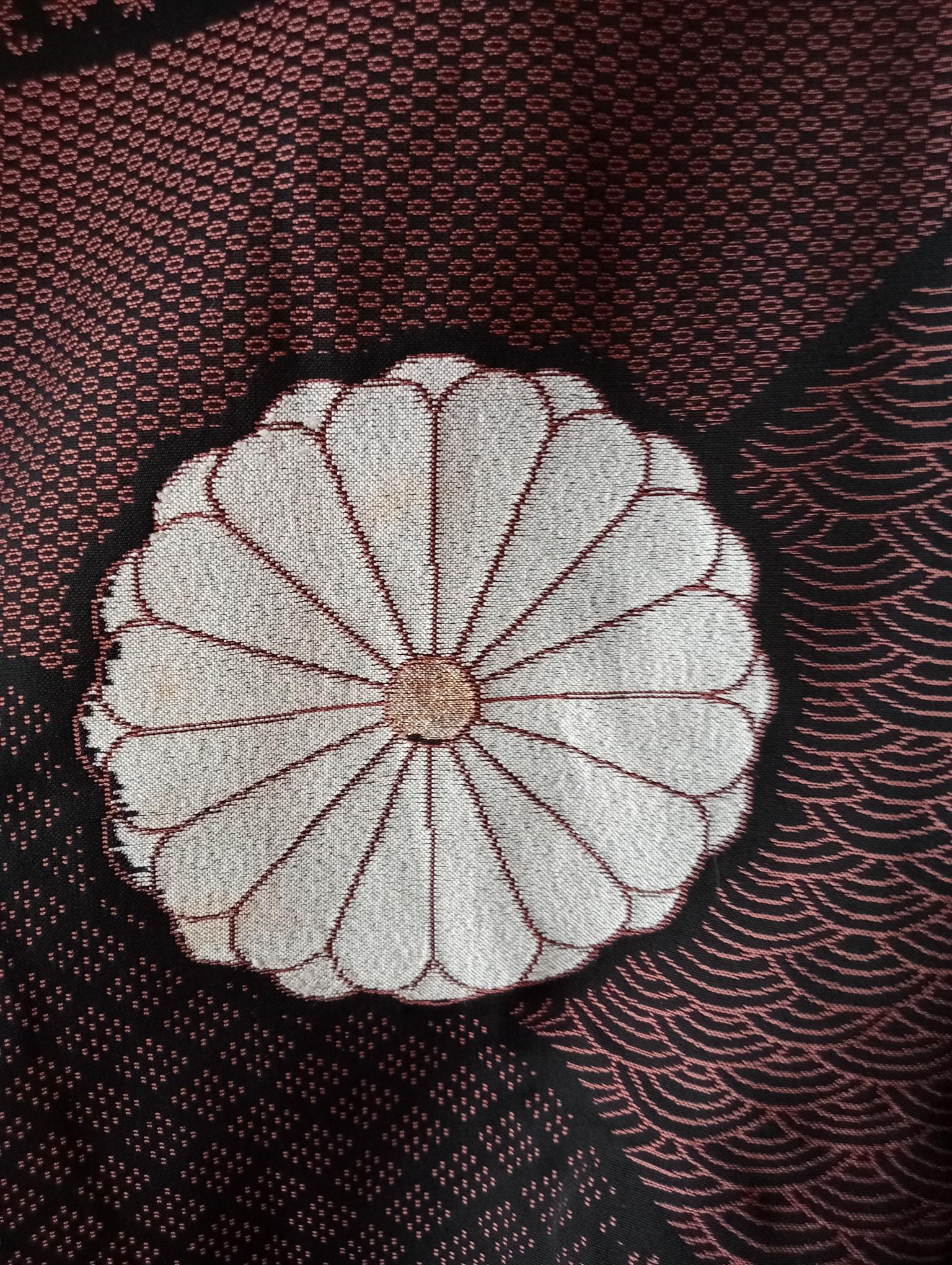 Japanischer Kimono-Mantel für Frauen mit Seidenchrysantheme 1950er Jahre im Angebot 1