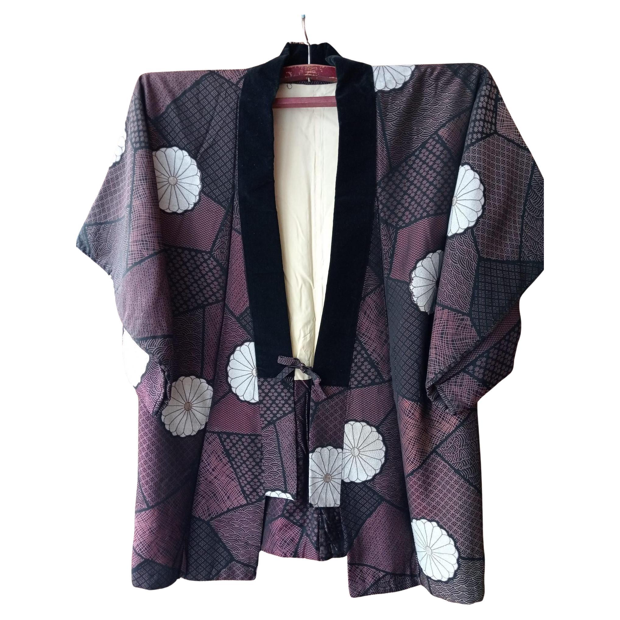 Japanischer Kimono-Mantel für Frauen mit Seidenchrysantheme 1950er Jahre im Angebot