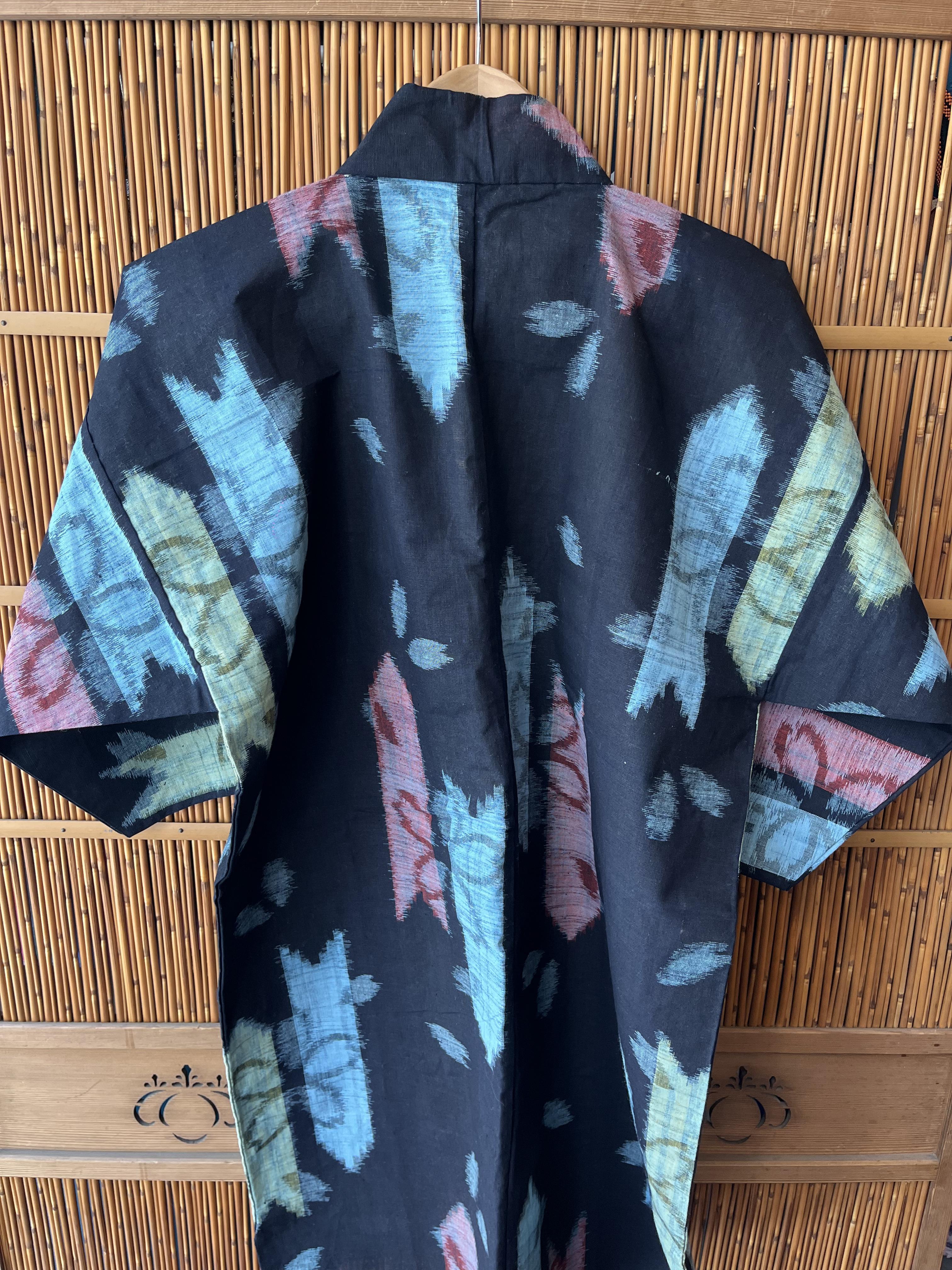 In den 1980er Jahren, als Japans Wirtschaft florierte und das tägliche Leben wohlhabender wurde, wuchs das Interesse an traditioneller Kultur und Volkskunst. Im Rahmen dieses Trends wurde der Kasuri-Kimono, der einst als Alltags- oder
