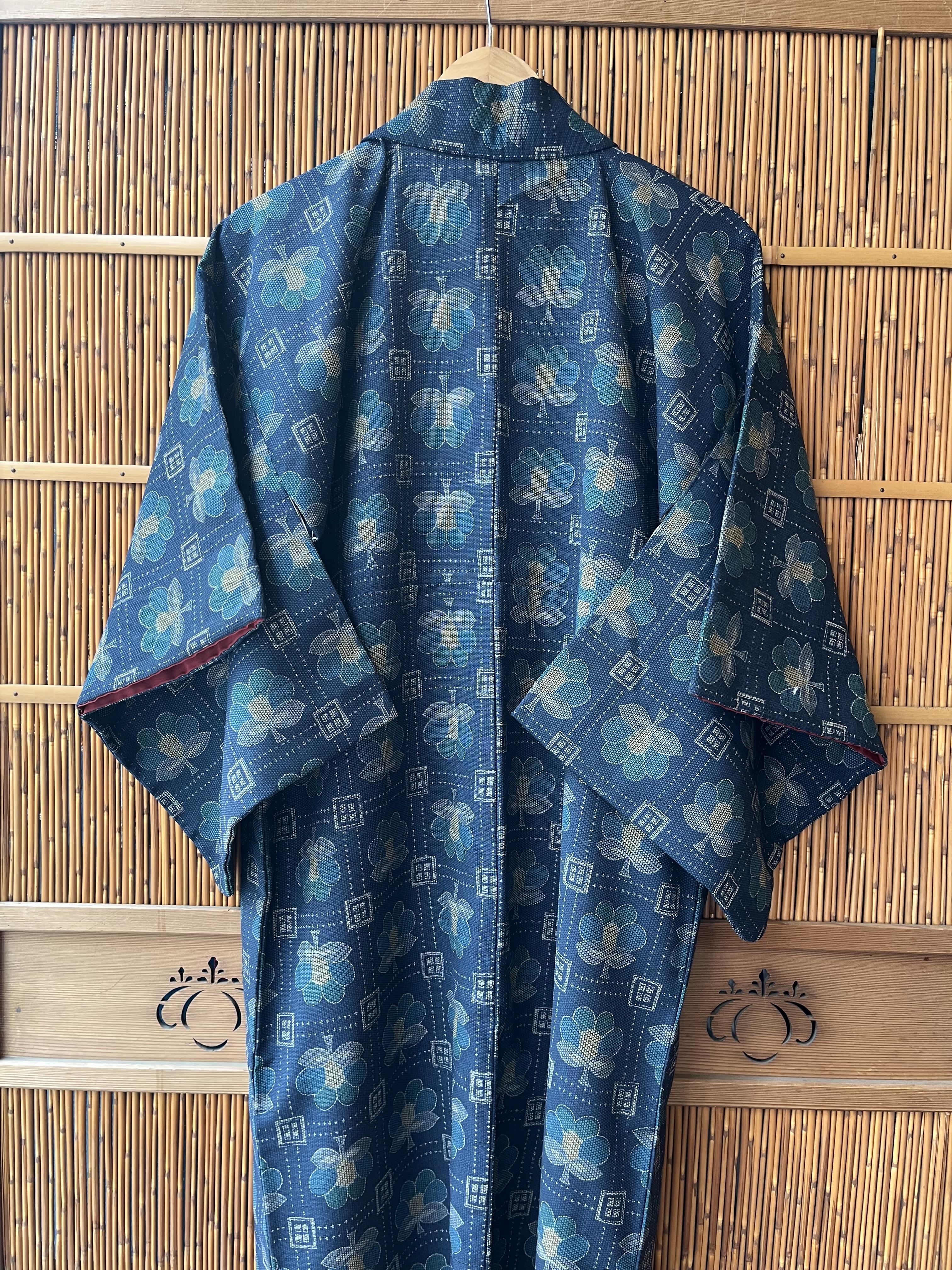 Kimono japonés-estampado floral azul marino y verde Showa en venta