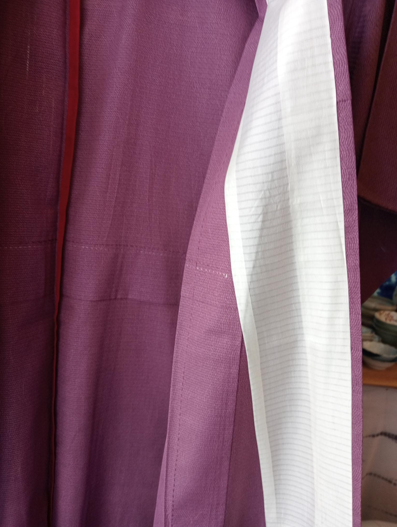 Japanischer Kimono Seide lila mit Muster 1970er Jahre im Zustand „Gut“ im Angebot in Paris, FR