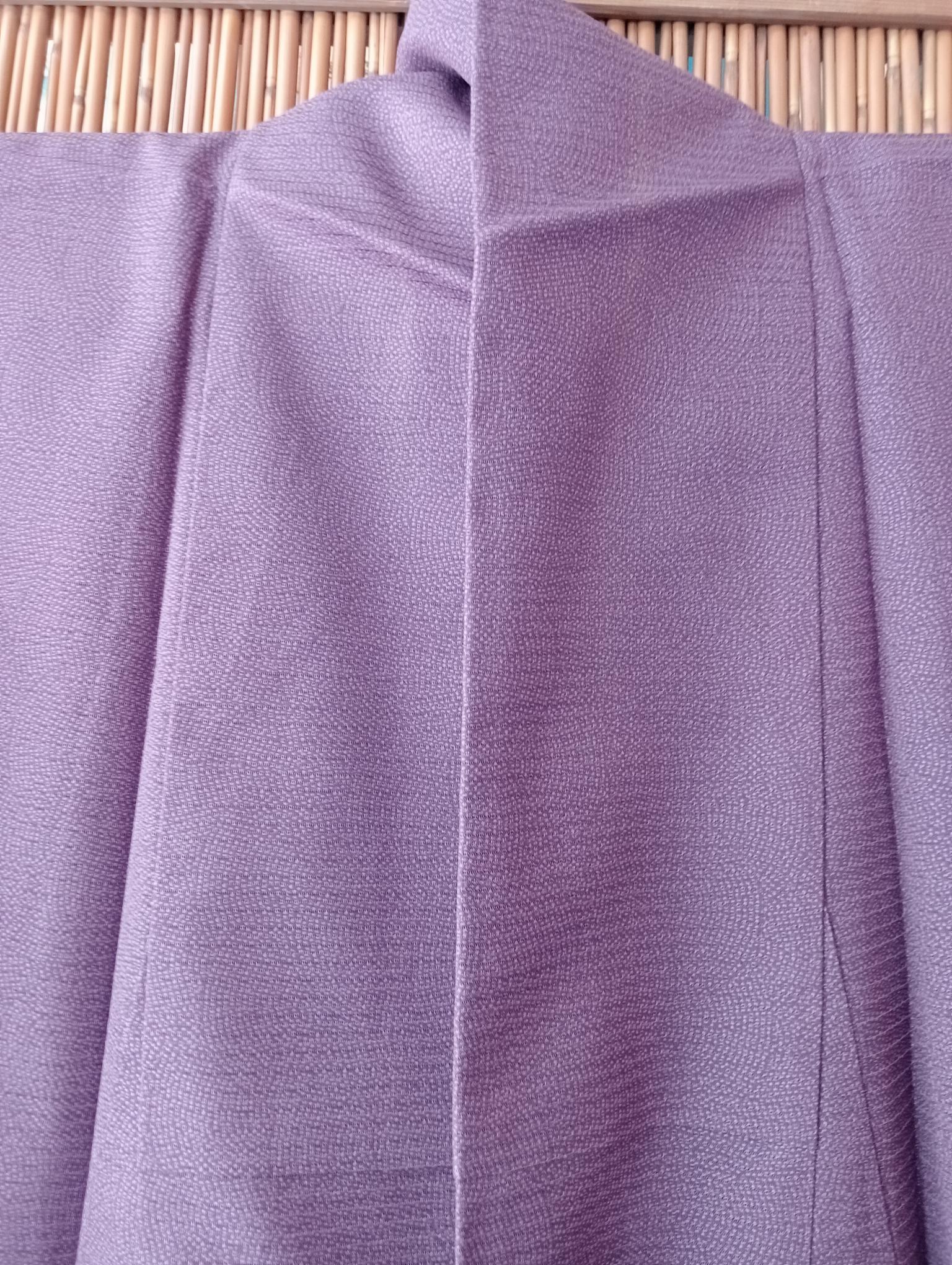 Japanischer Kimono Seide lila mit Muster 1970er Jahre (20. Jahrhundert) im Angebot