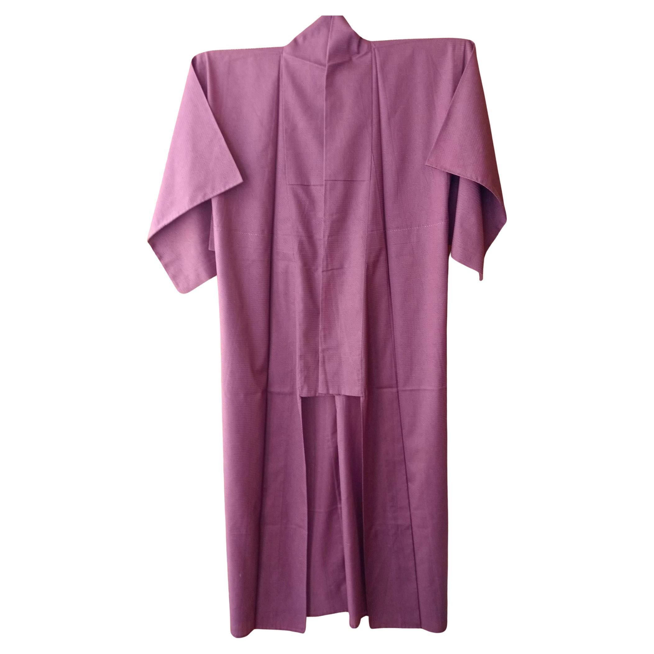 Japanischer Kimono Seide lila mit Muster 1970er Jahre im Angebot