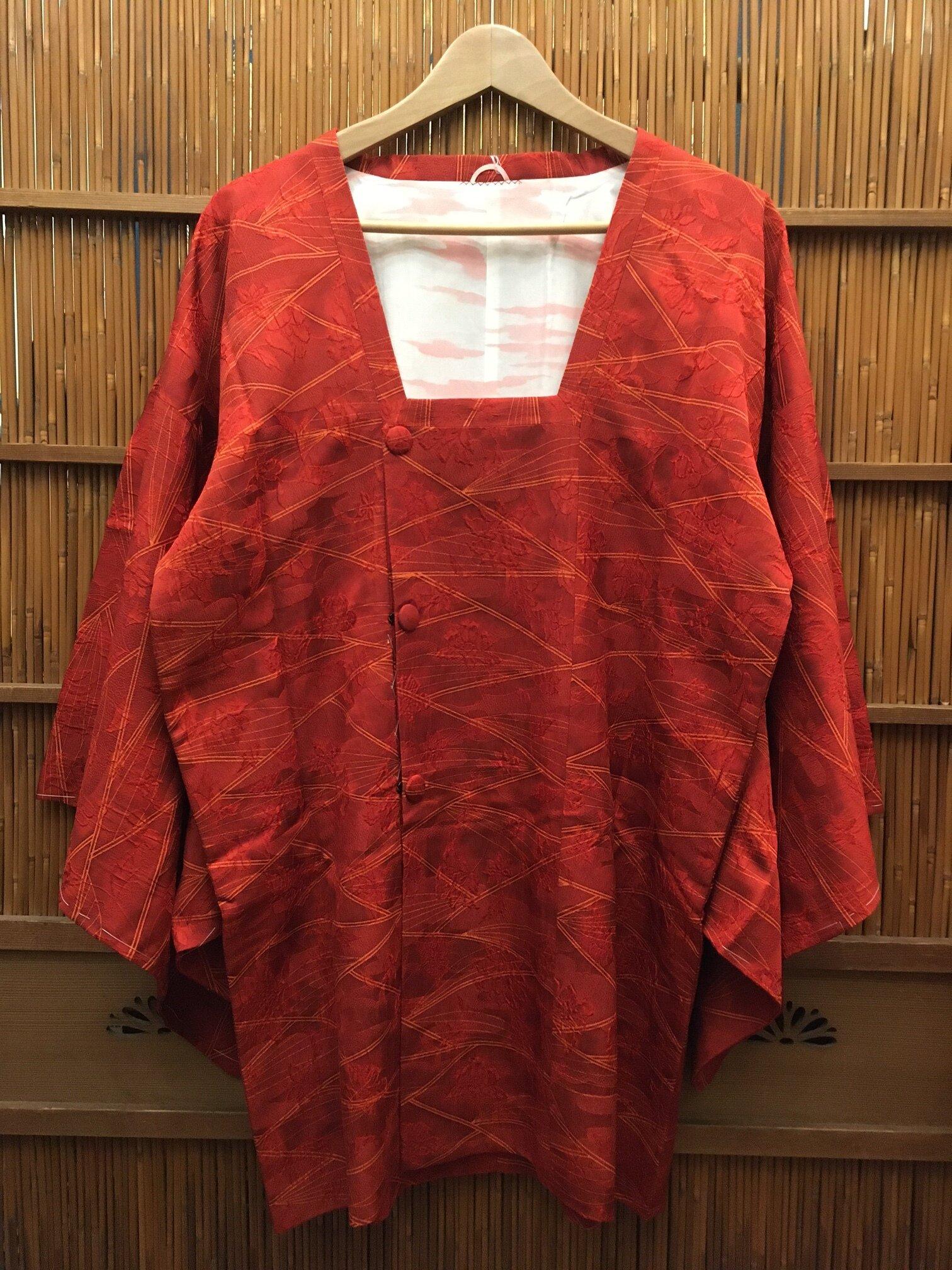 Japanischer Kimono-Springmantel aus Seide 'Michiyuki' Rot 1980er Jahre im Zustand „Gut“ im Angebot in Paris, FR