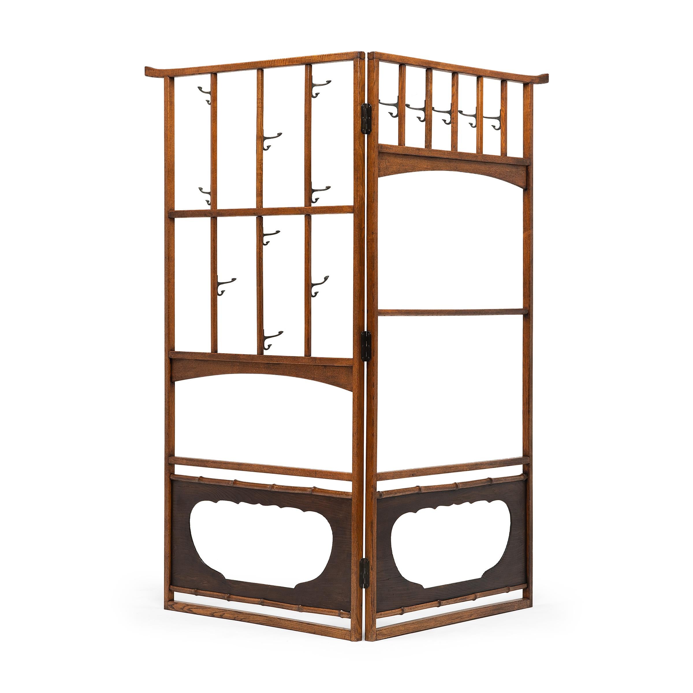 This elegant Japanese kimono stand dates to the early 20th century and is an updated example of traditional garment racks used to display silk obi sashes, kimono, and haori jackets. Crafted of thin strips of oak, the stand features an overhung top