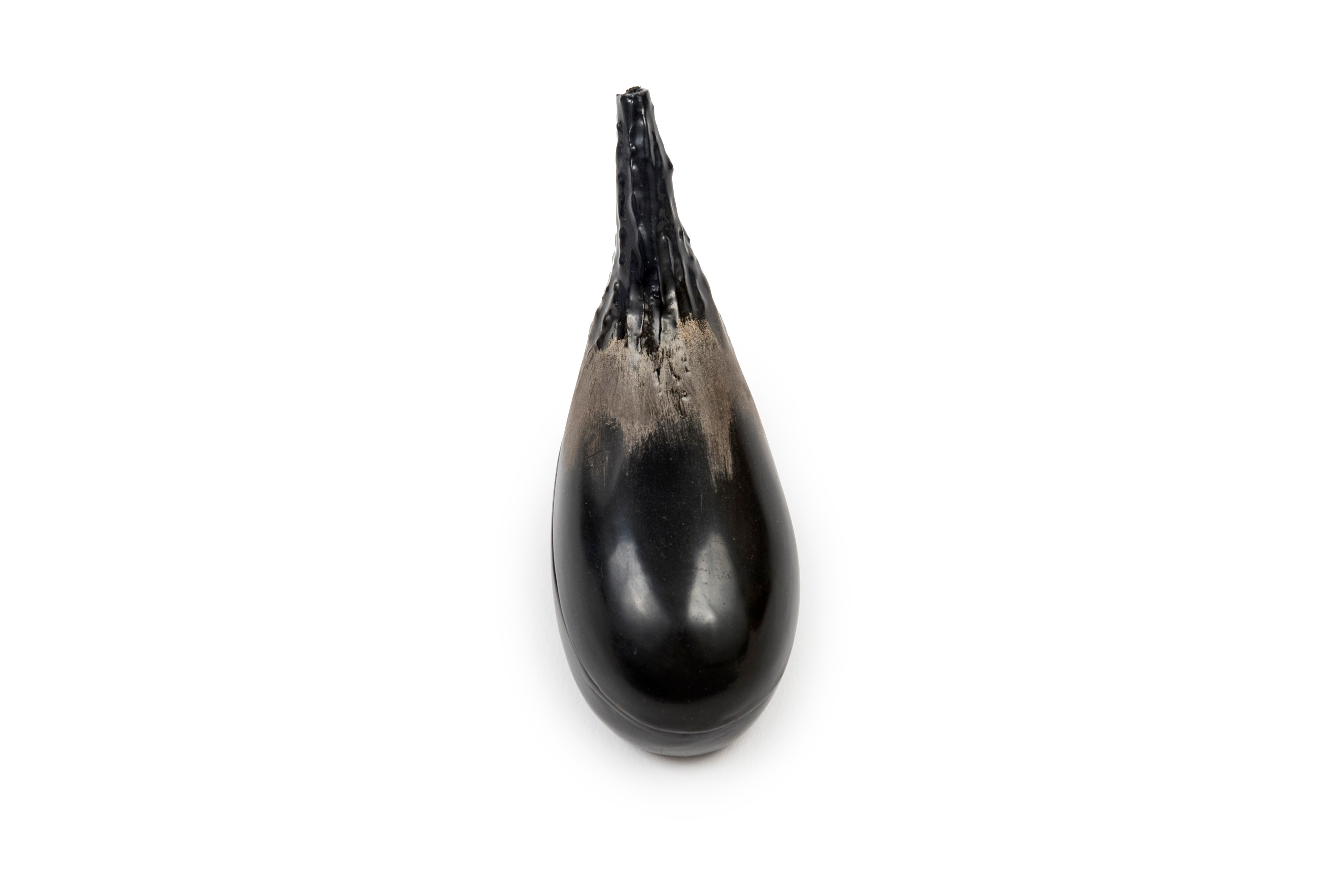 Kleine lackierte Holzkiste in Form einer Aubergine. Oberseite der Frucht in der Nähe der Blätter mit Silberpigmenten bemalt. Innen mit Goldpigmenten bemalt, Signatur in der Mitte teilweise ausradiert: ka?e (か?エ). 
Inklusive Transportbox.

Ein Kôgô